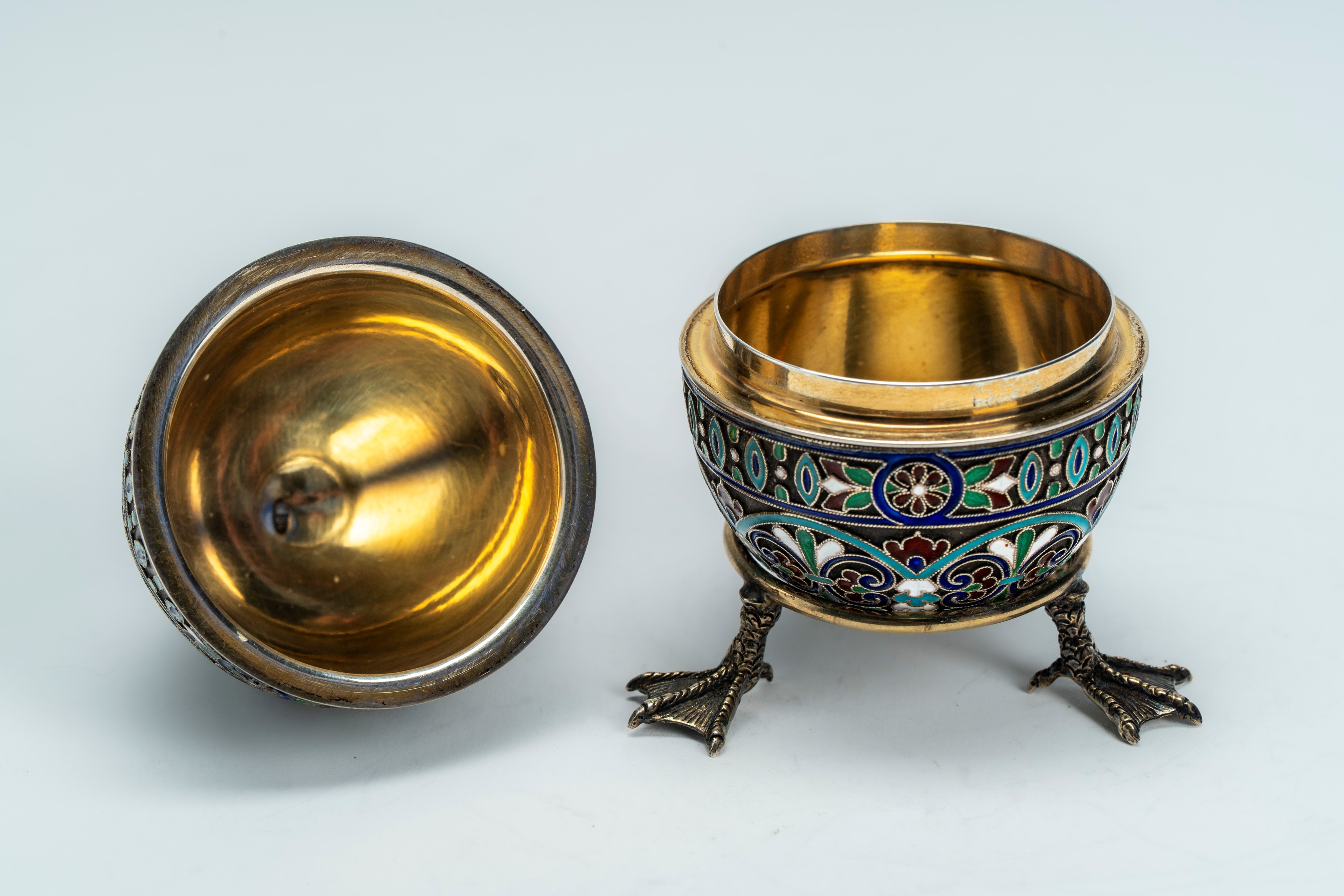 Uovo con coperchio in argento e smalti policromi a motivo stilizzato. Mosca, inizio secolo XX