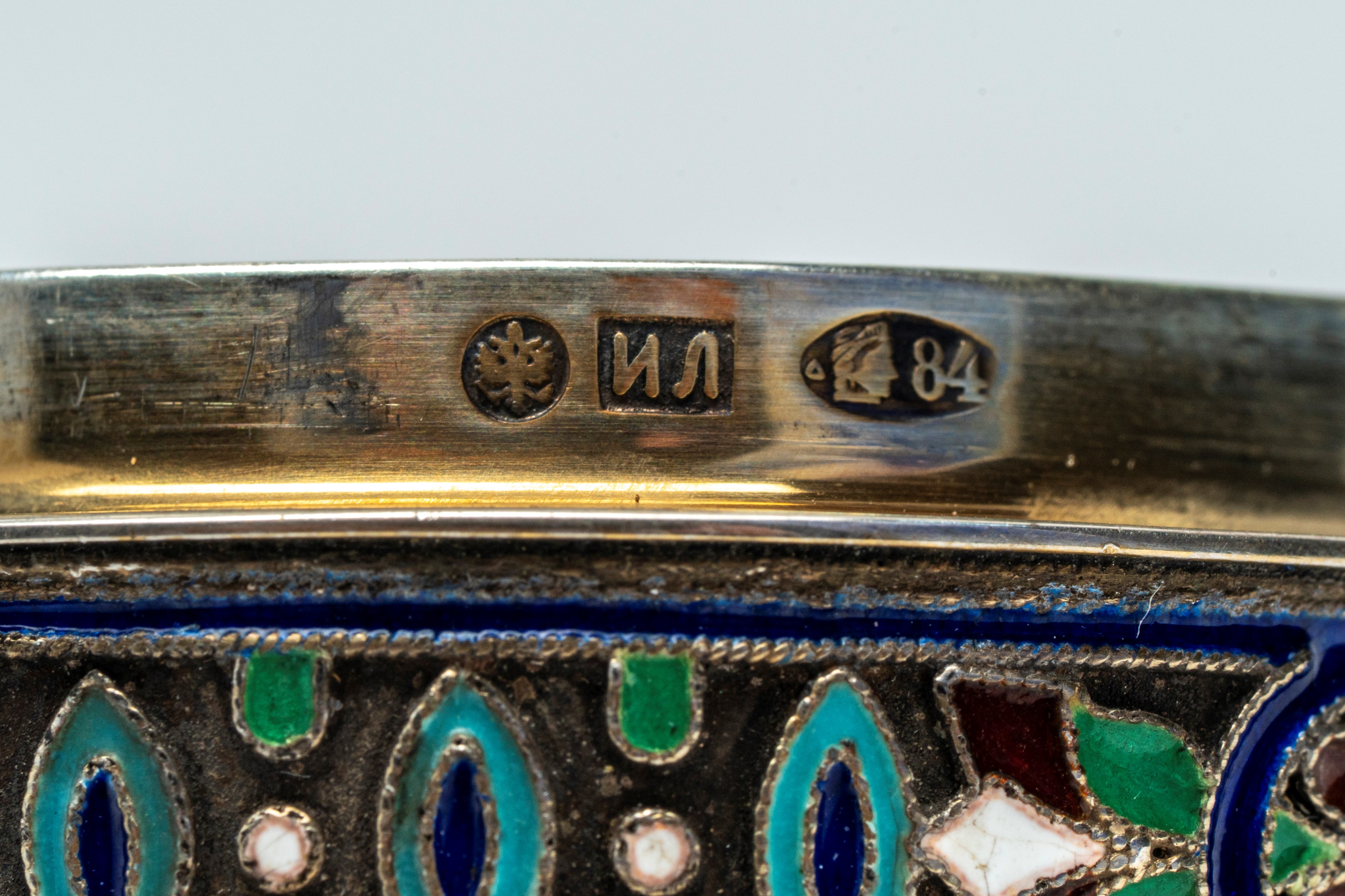 Uovo con coperchio in argento e smalti policromi a motivo stilizzato. Mosca, inizio secolo XX