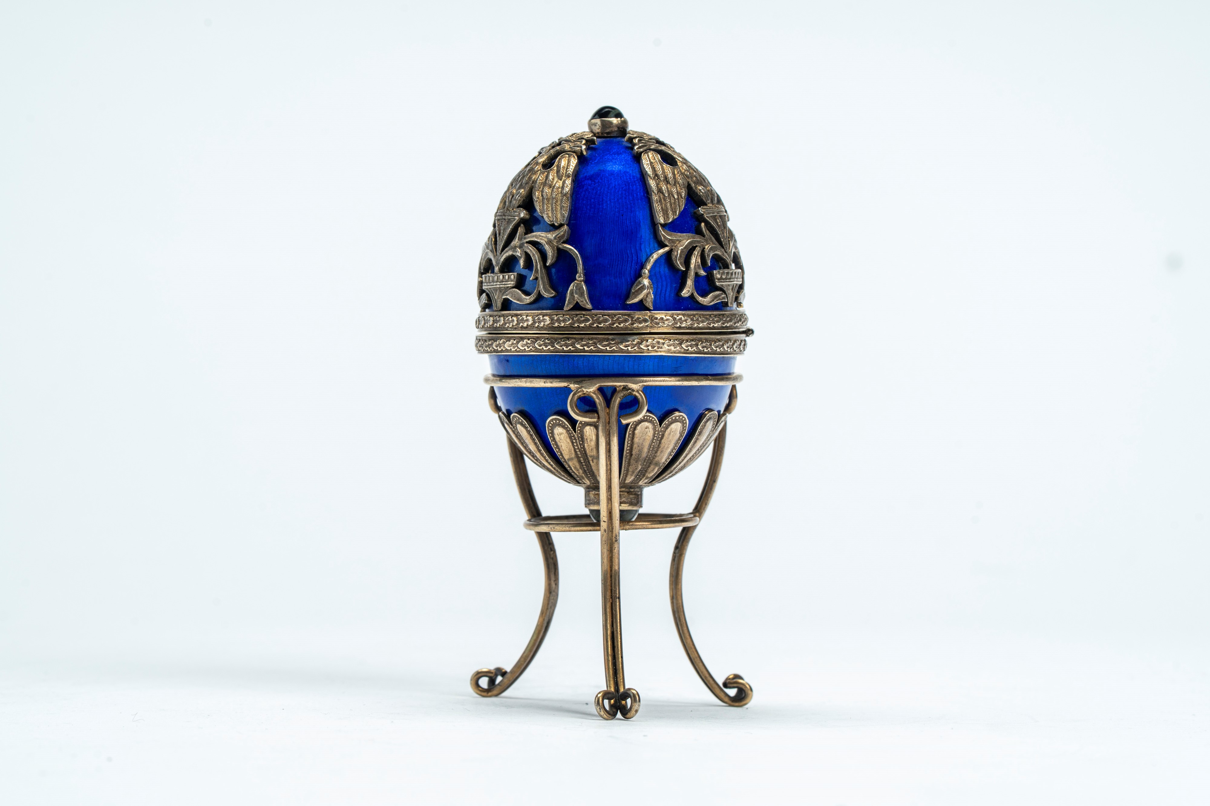 Uovo in argento, argento dorato e smalto guilloché blu con coperchio incernierato. Russia, fine X...