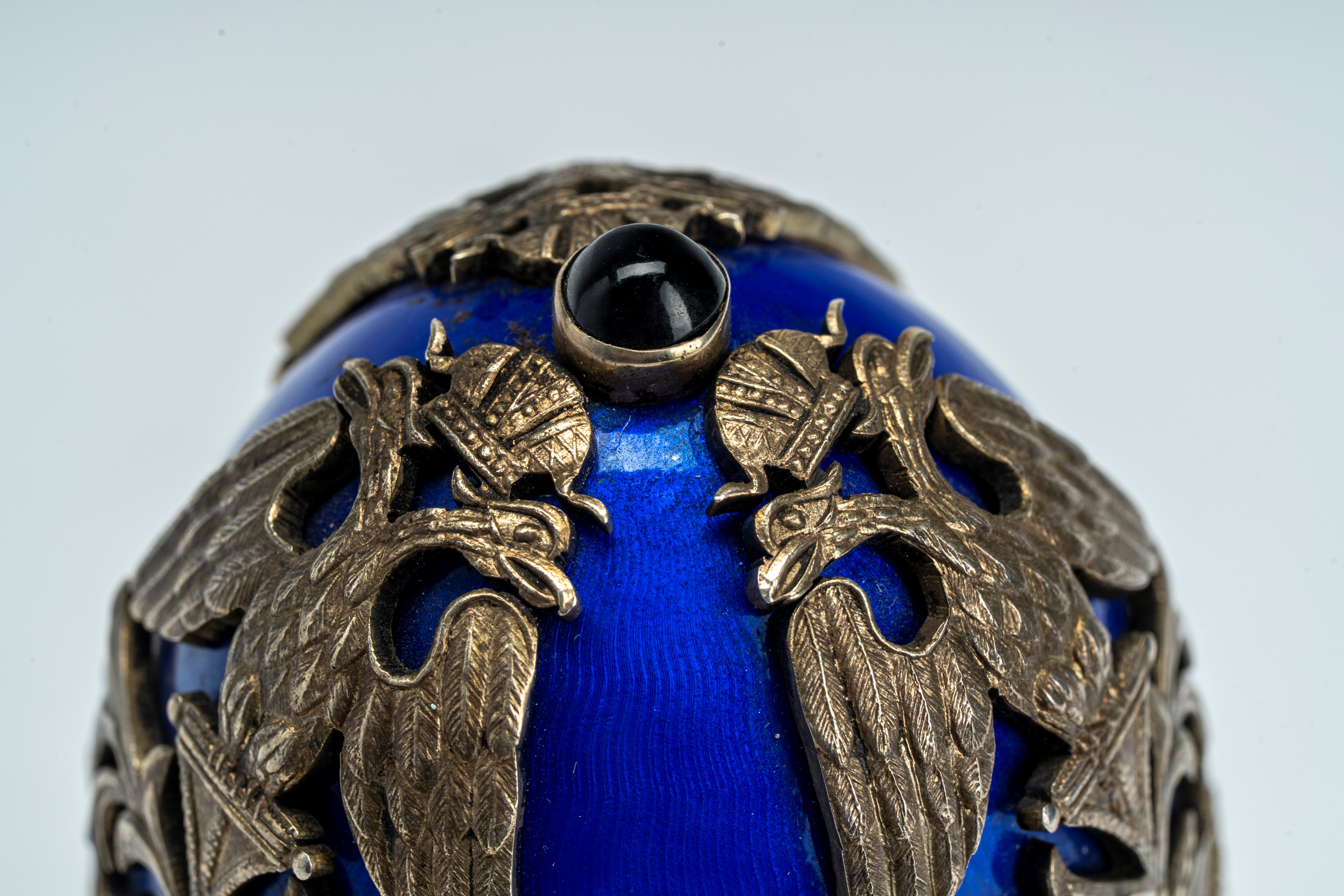 Uovo in argento, argento dorato e smalto guilloché blu con coperchio incernierato. Russia, fine X...