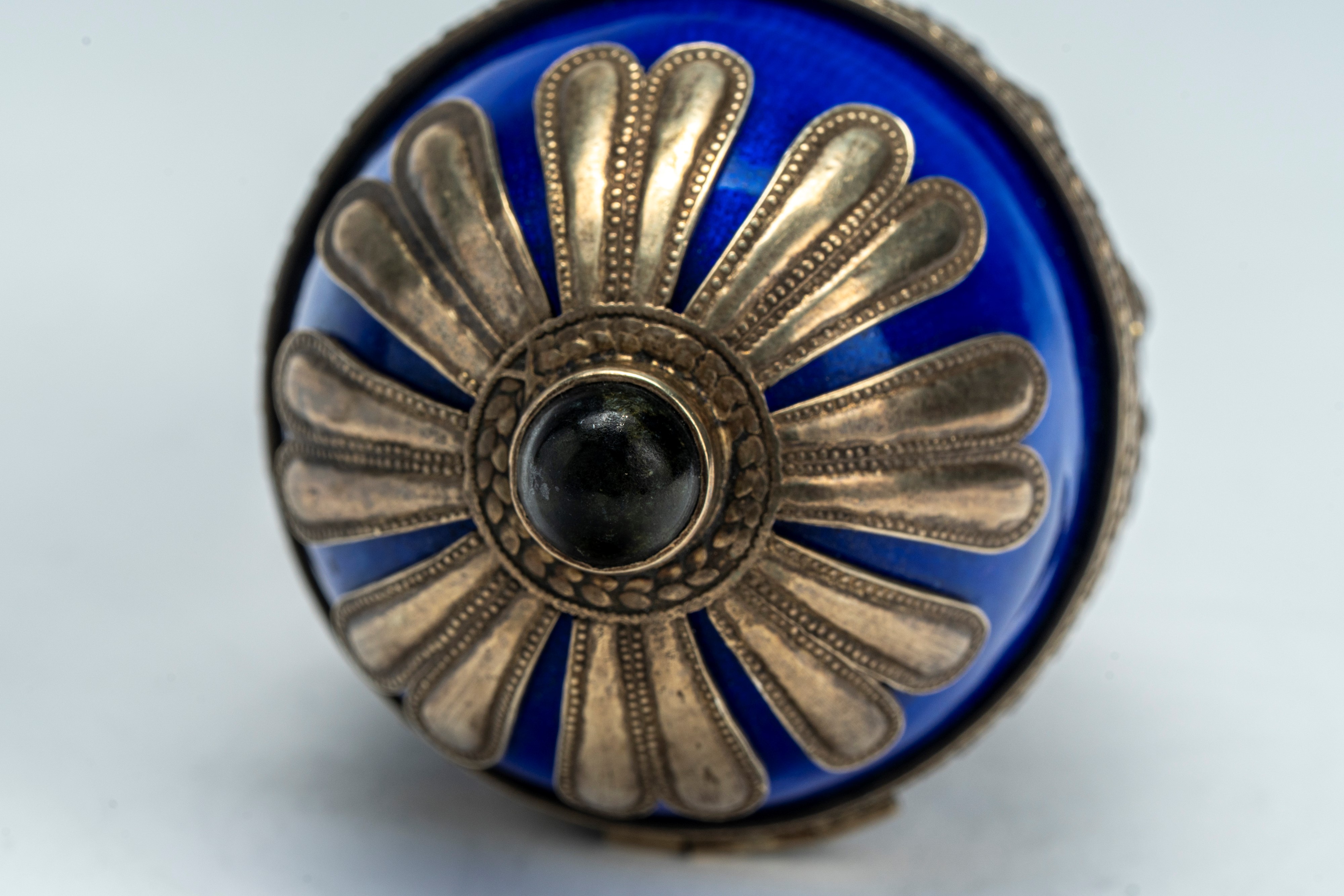 Uovo in argento, argento dorato e smalto guilloché blu con coperchio incernierato. Russia, fine X...
