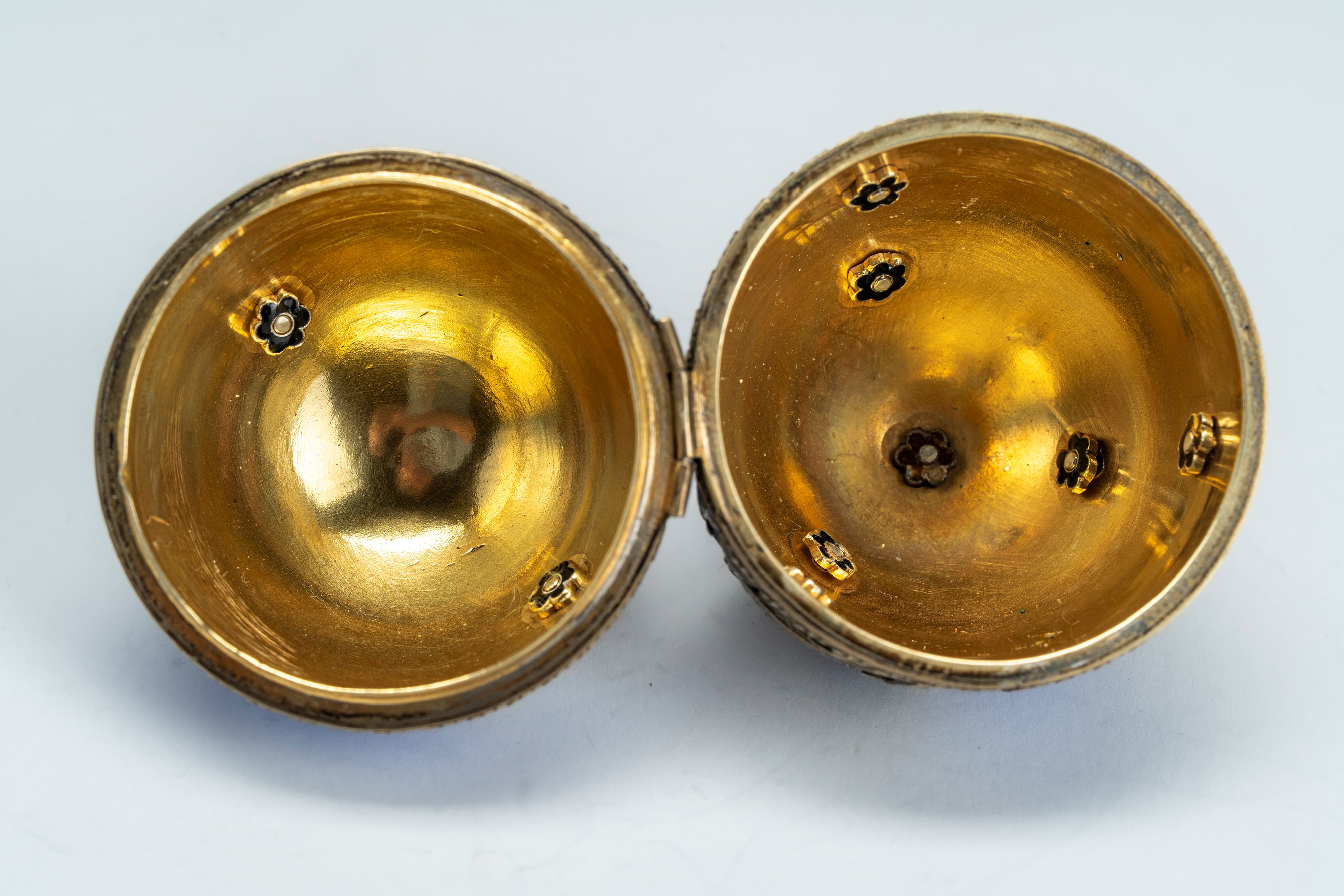 Uovo in argento, argento dorato e smalto guilloché blu con coperchio incernierato. Russia, fine X...