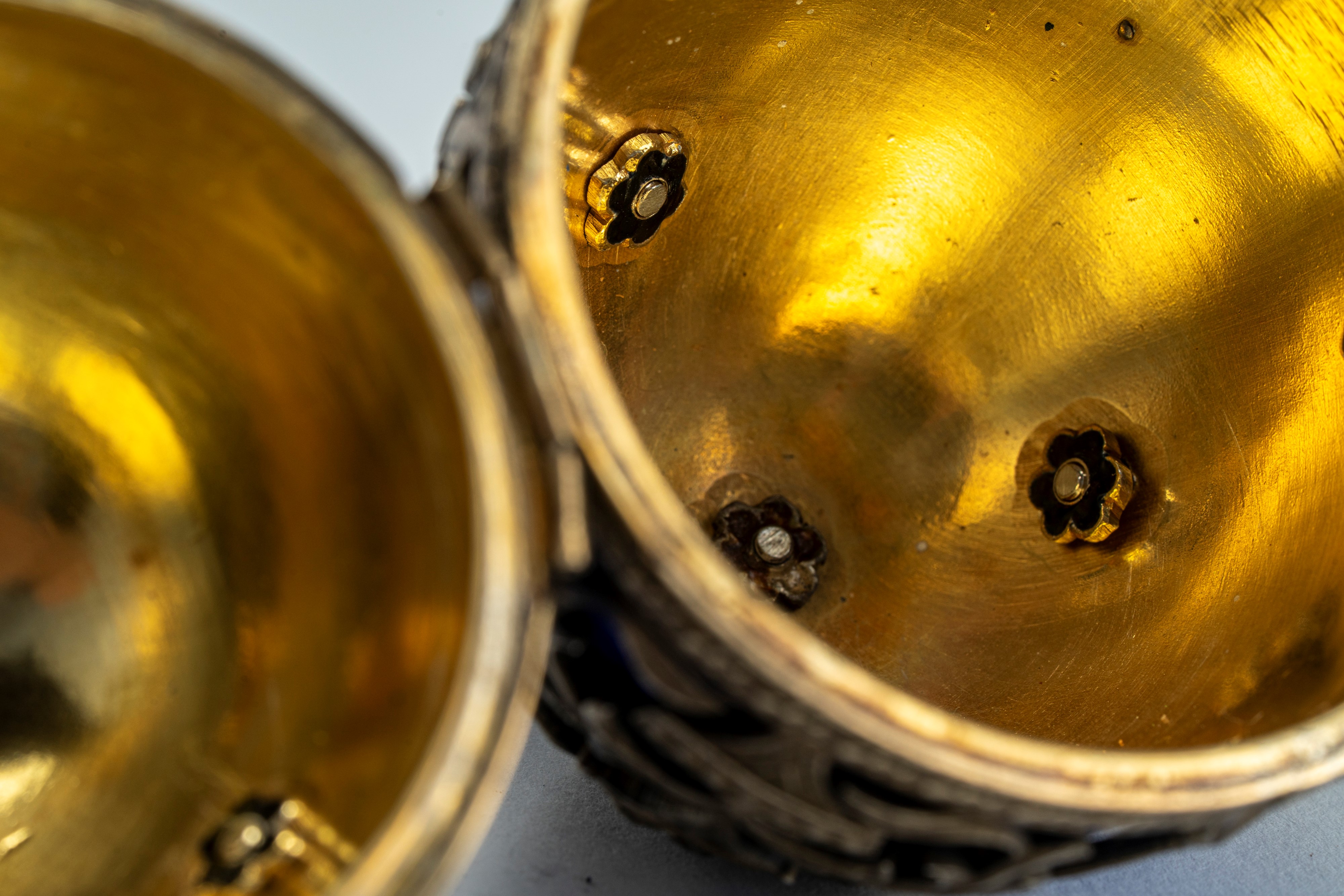 Uovo in argento, argento dorato e smalto guilloché blu con coperchio incernierato. Russia, fine X...