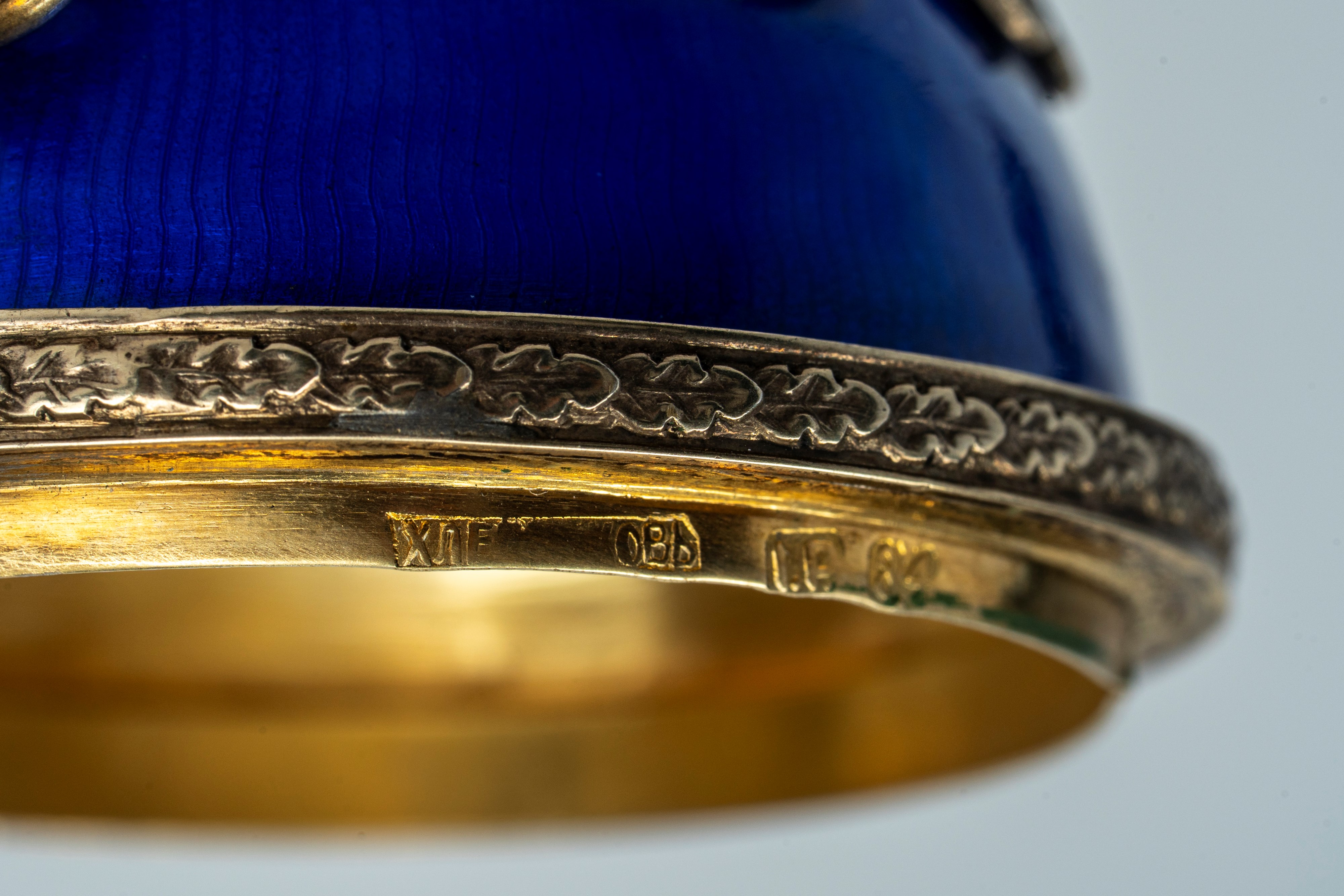 Uovo in argento, argento dorato e smalto guilloché blu con coperchio incernierato. Russia, fine X...