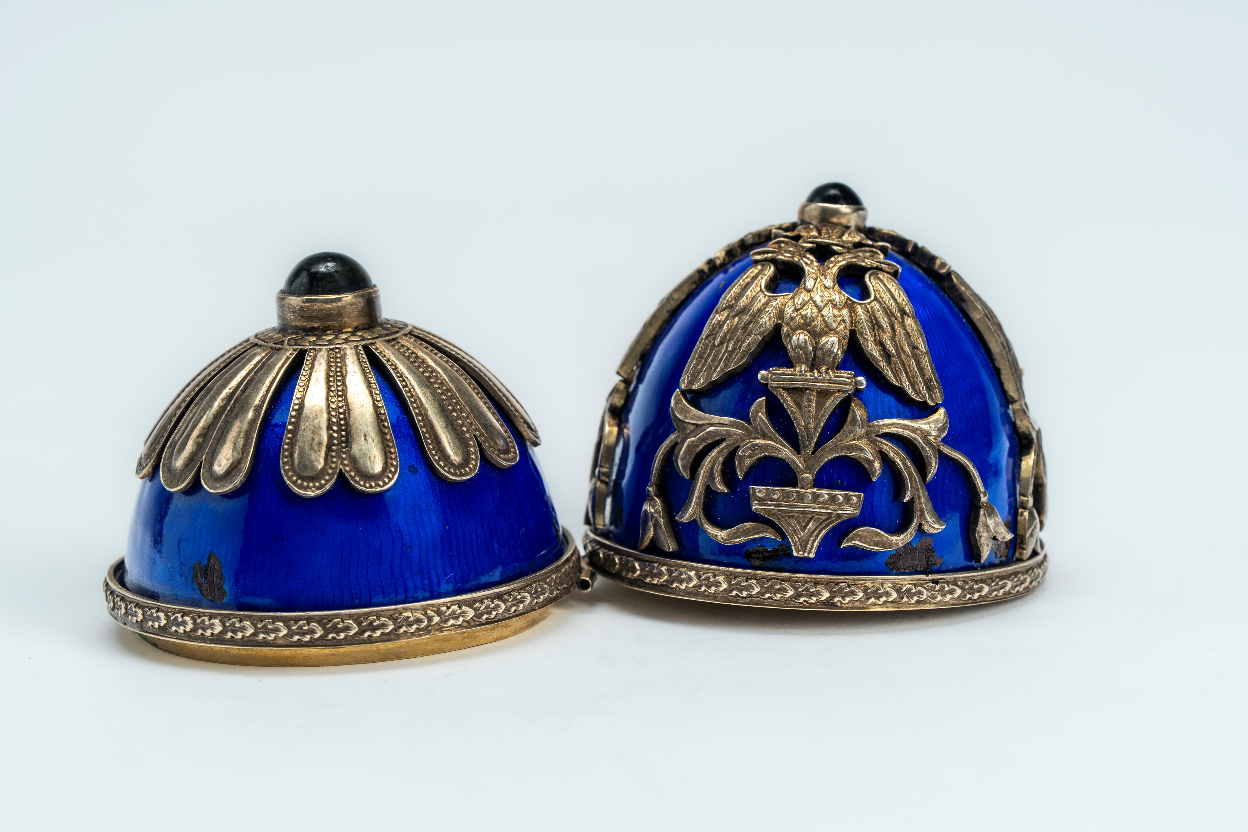 Uovo in argento, argento dorato e smalto guilloché blu con coperchio incernierato. Russia, fine X...