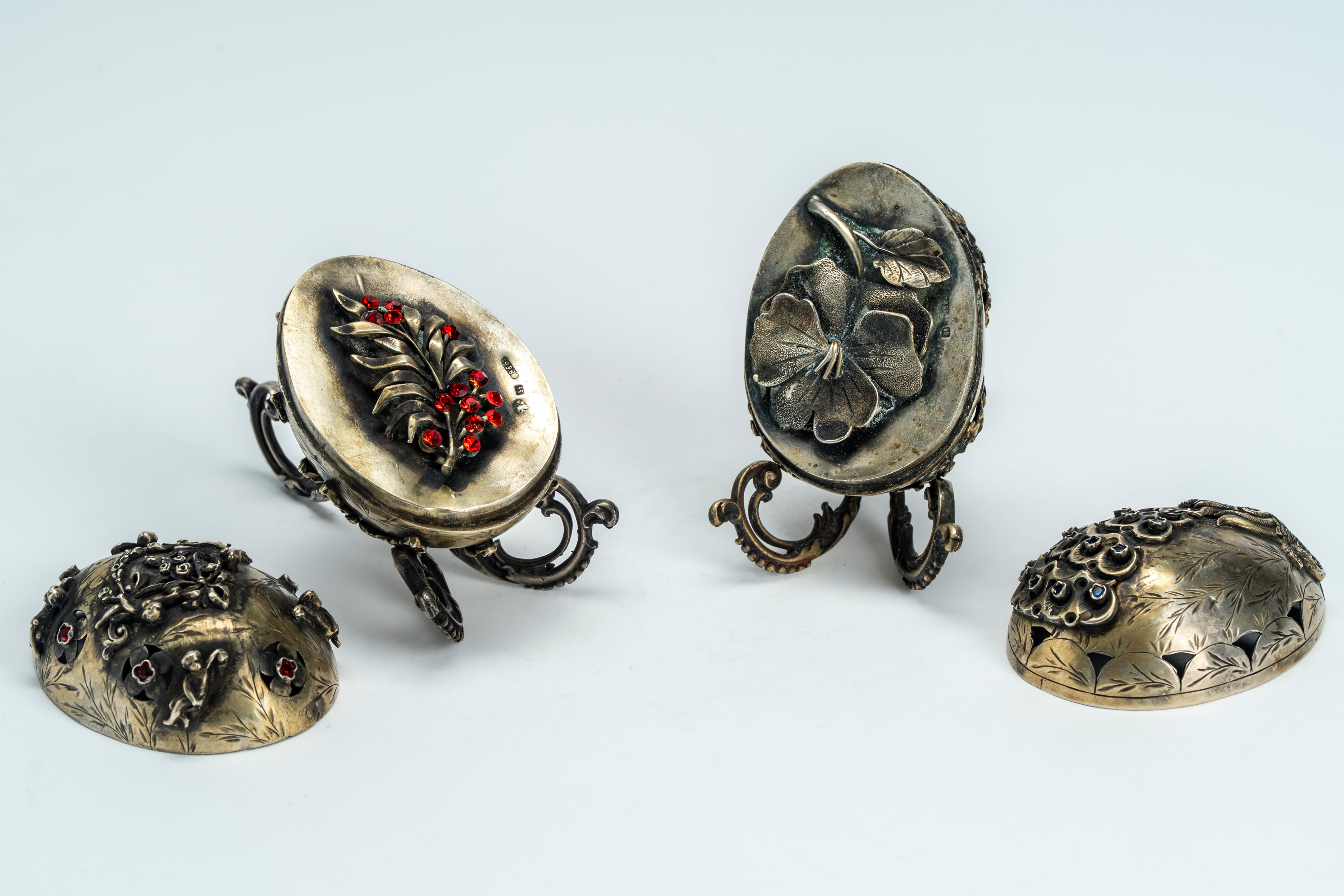 Oggetti decorativi, Due uova in argento con coperchio, Russia, fine XIX secolo