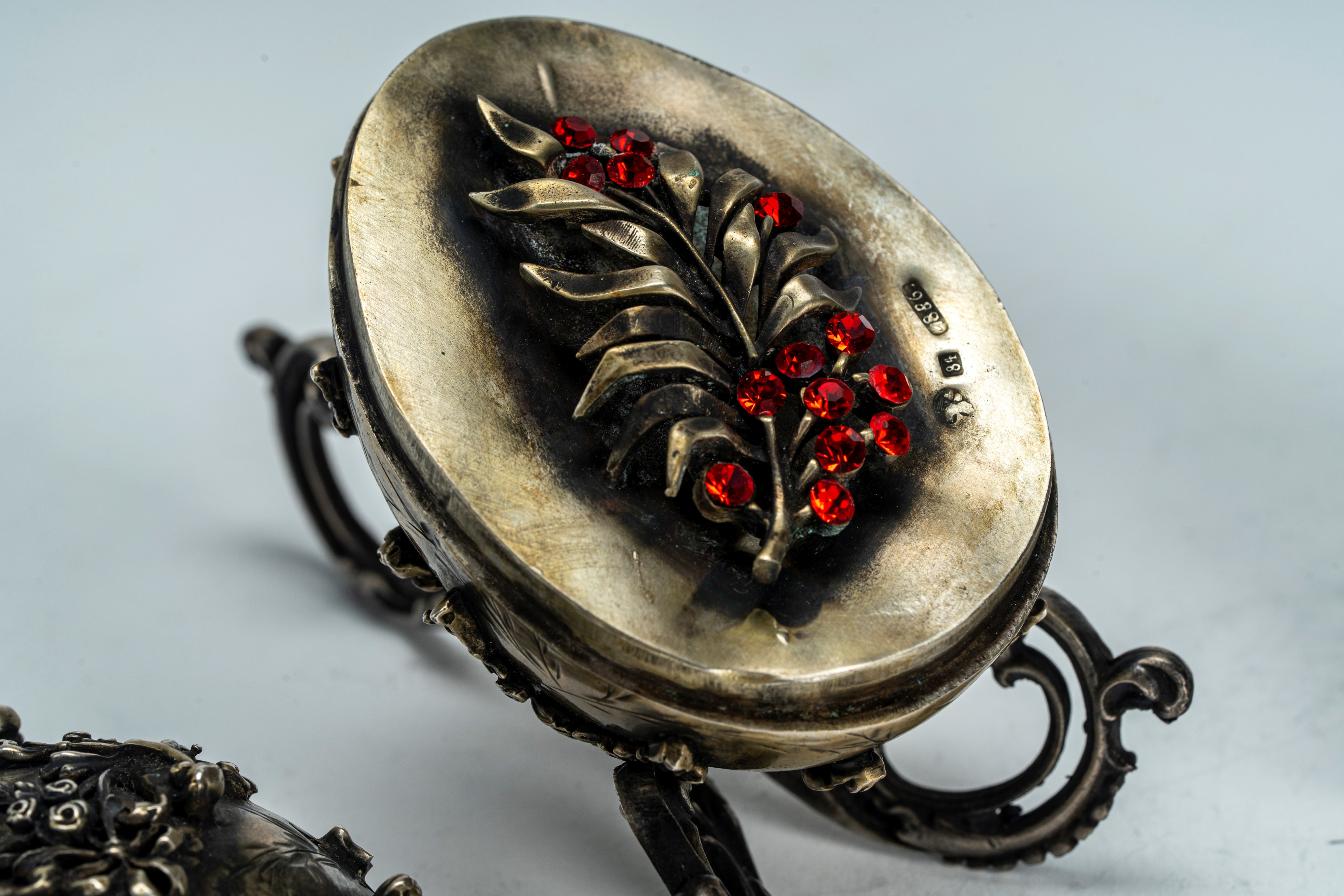 Oggetti decorativi, Due uova in argento con coperchio, Russia, fine XIX secolo