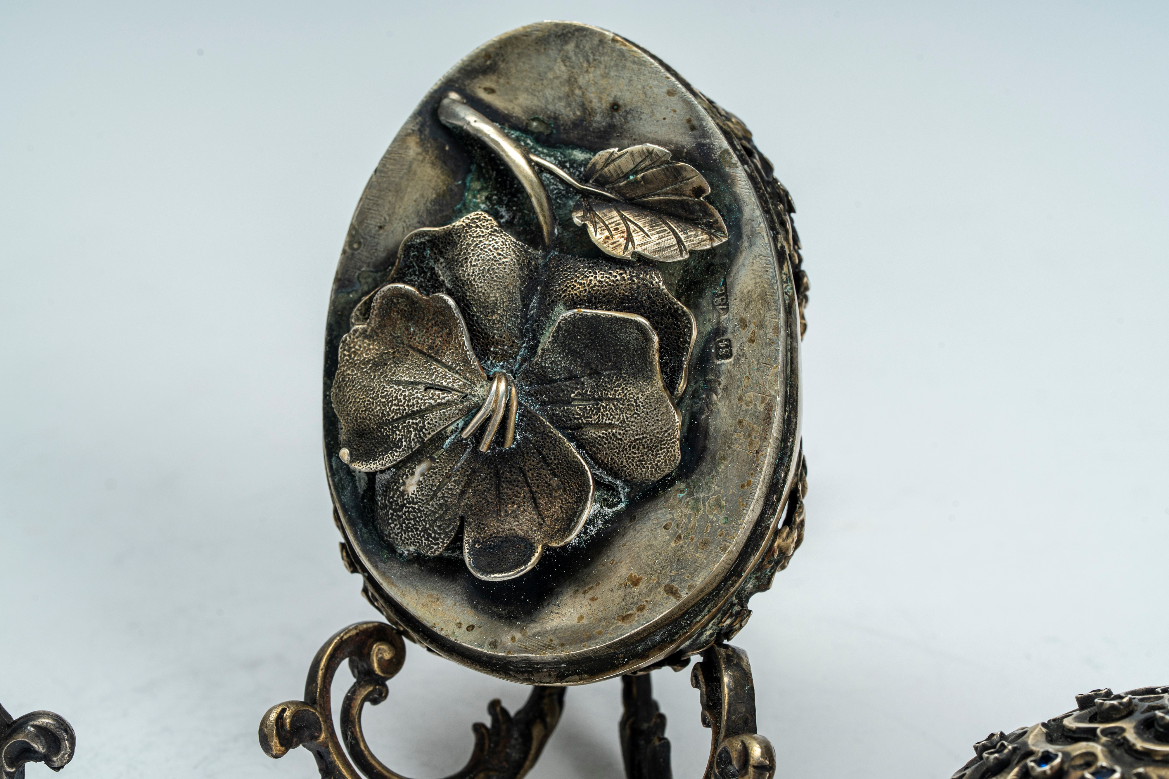 Oggetti decorativi, Due uova in argento con coperchio, Russia, fine XIX secolo