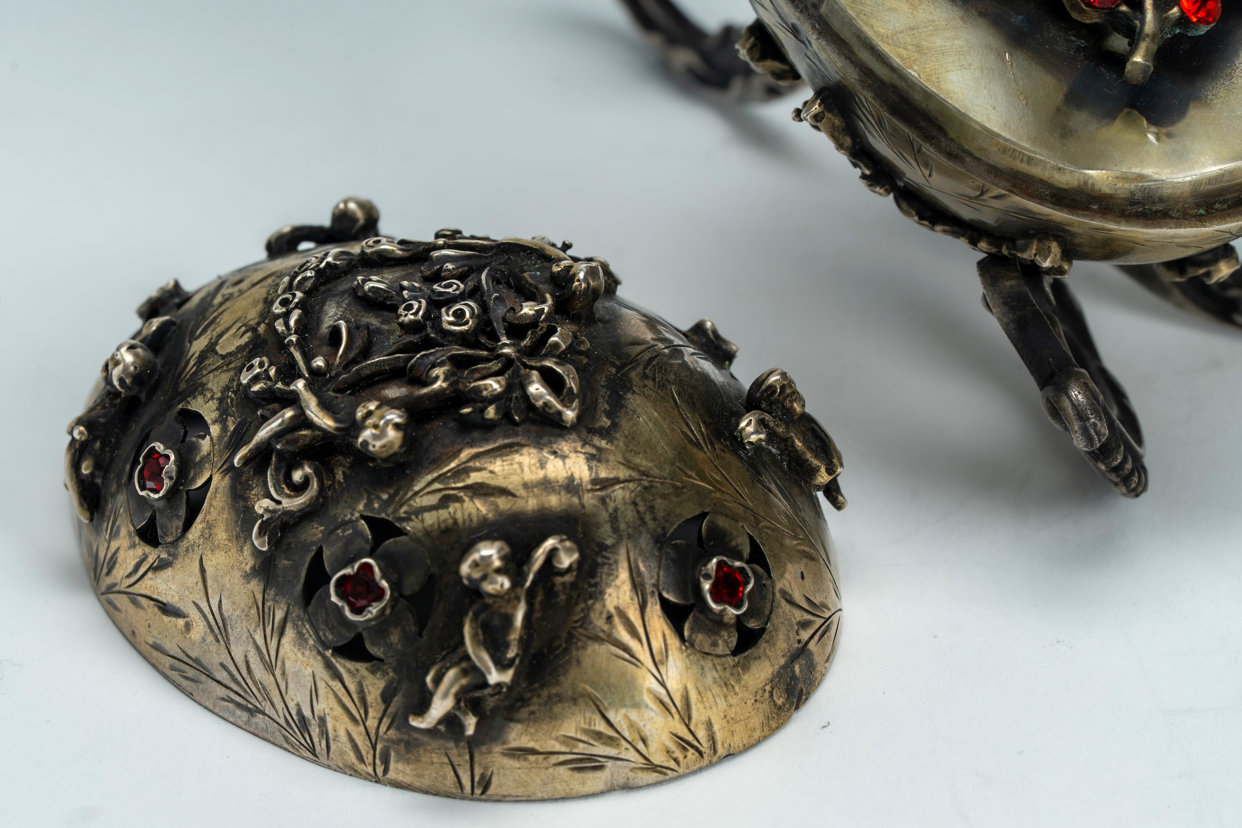 Oggetti decorativi, Due uova in argento con coperchio, Russia, fine XIX secolo