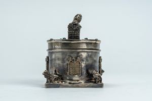 Scatola con coperchio in argento e smalti turchese, sormontata dal Leone di Giuda con le Tavole della Legge. Russia, fine XIX secolo