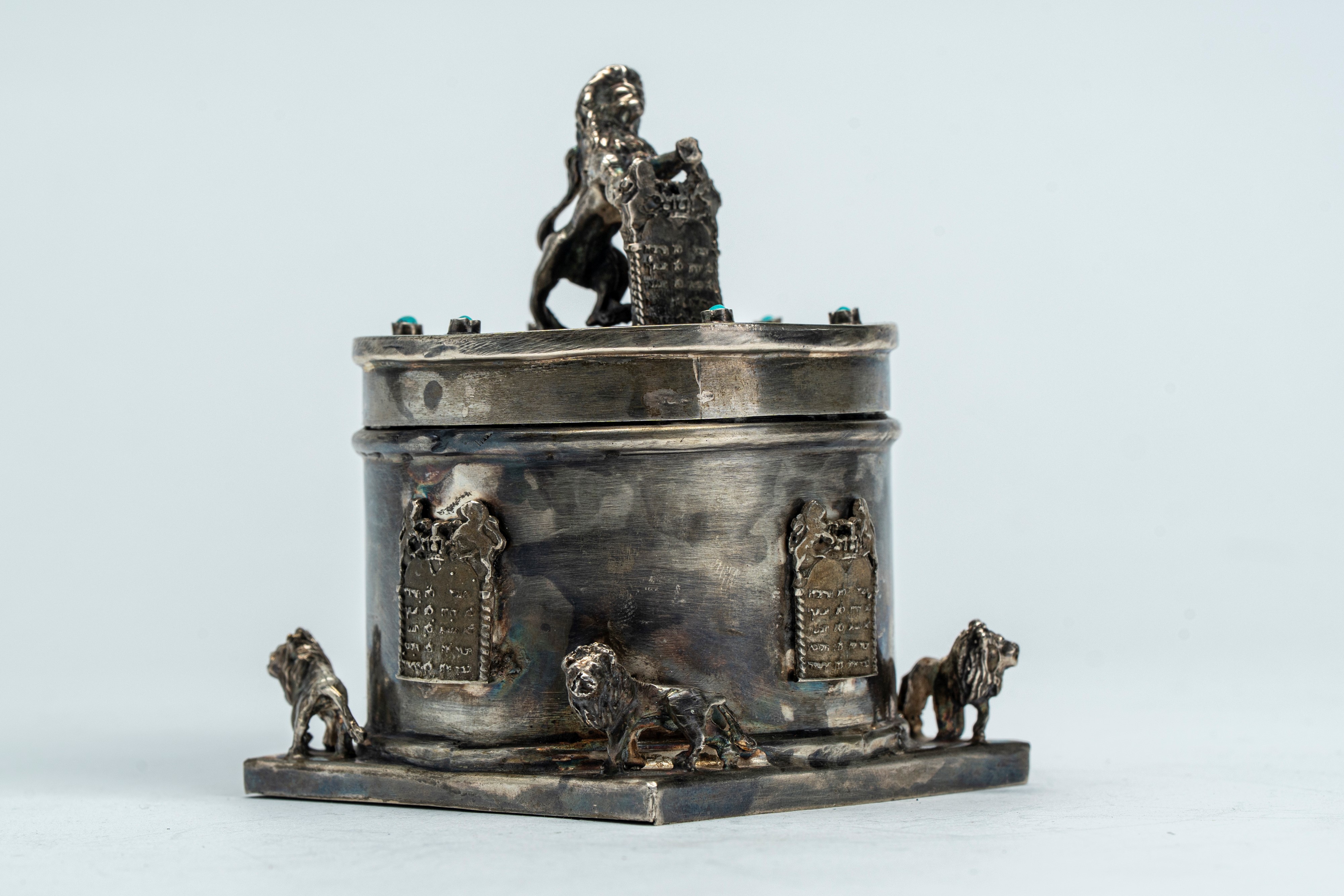 Scatola con coperchio in argento e smalti turchese, sormontata dal Leone di Giuda con le Tavole d...
