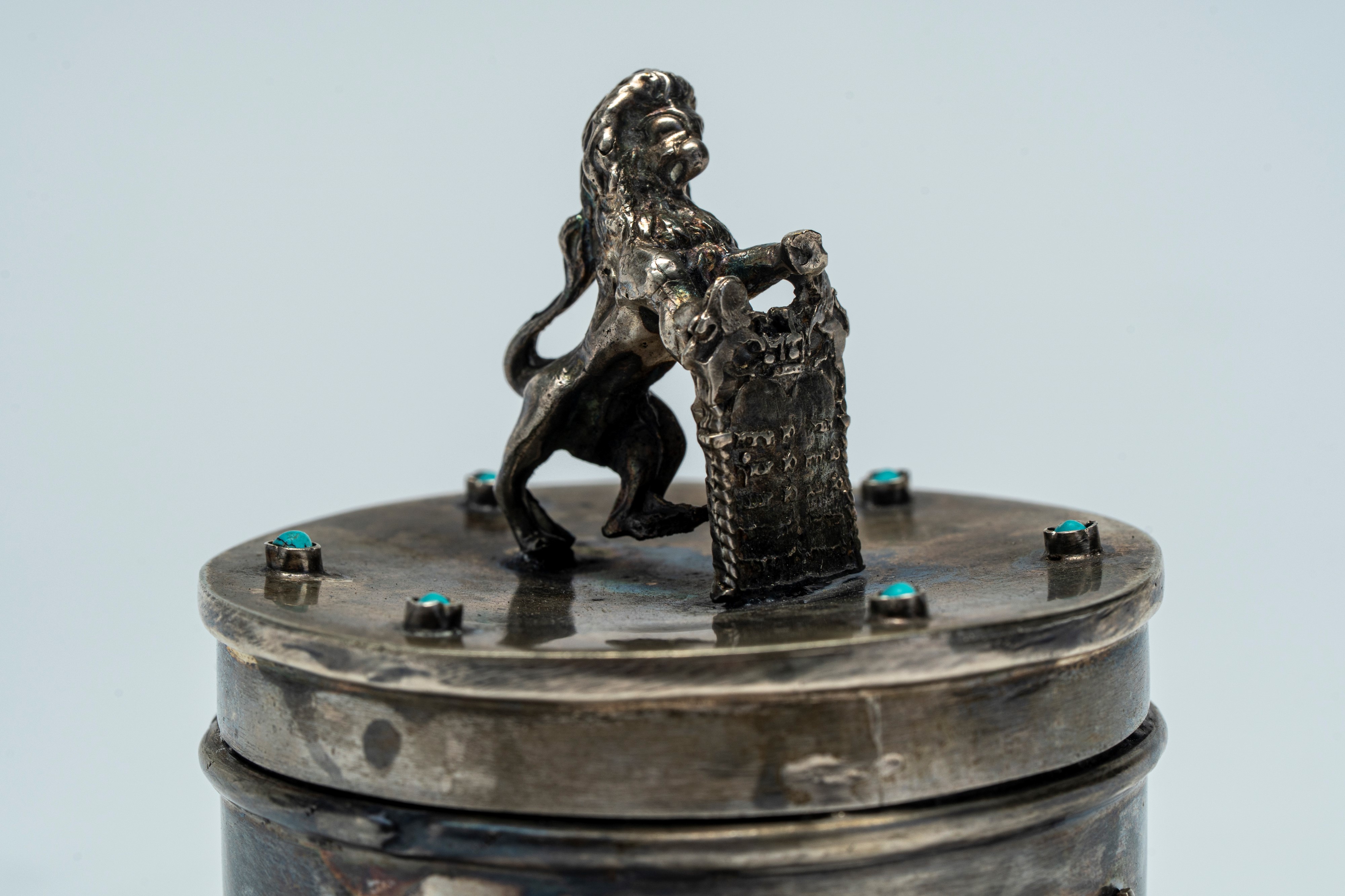 Scatola con coperchio in argento e smalti turchese, sormontata dal Leone di Giuda con le Tavole d...