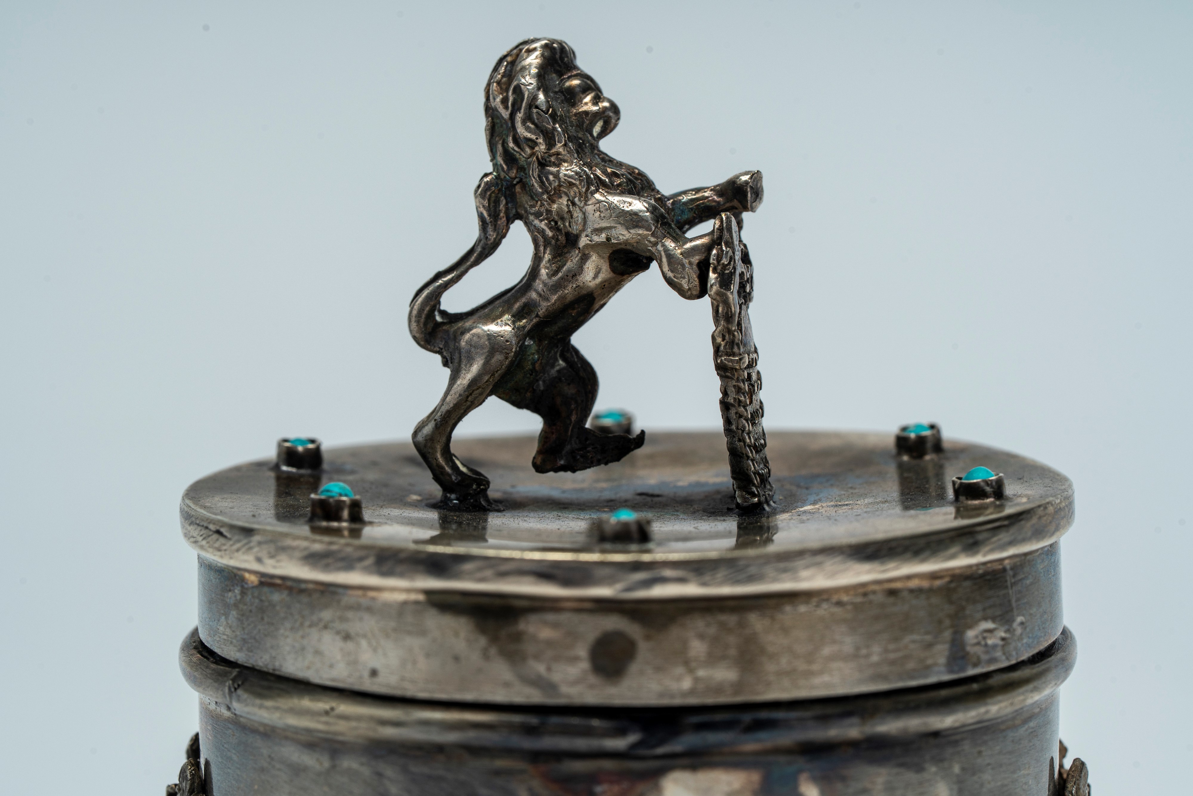 Scatola con coperchio in argento e smalti turchese, sormontata dal Leone di Giuda con le Tavole d...