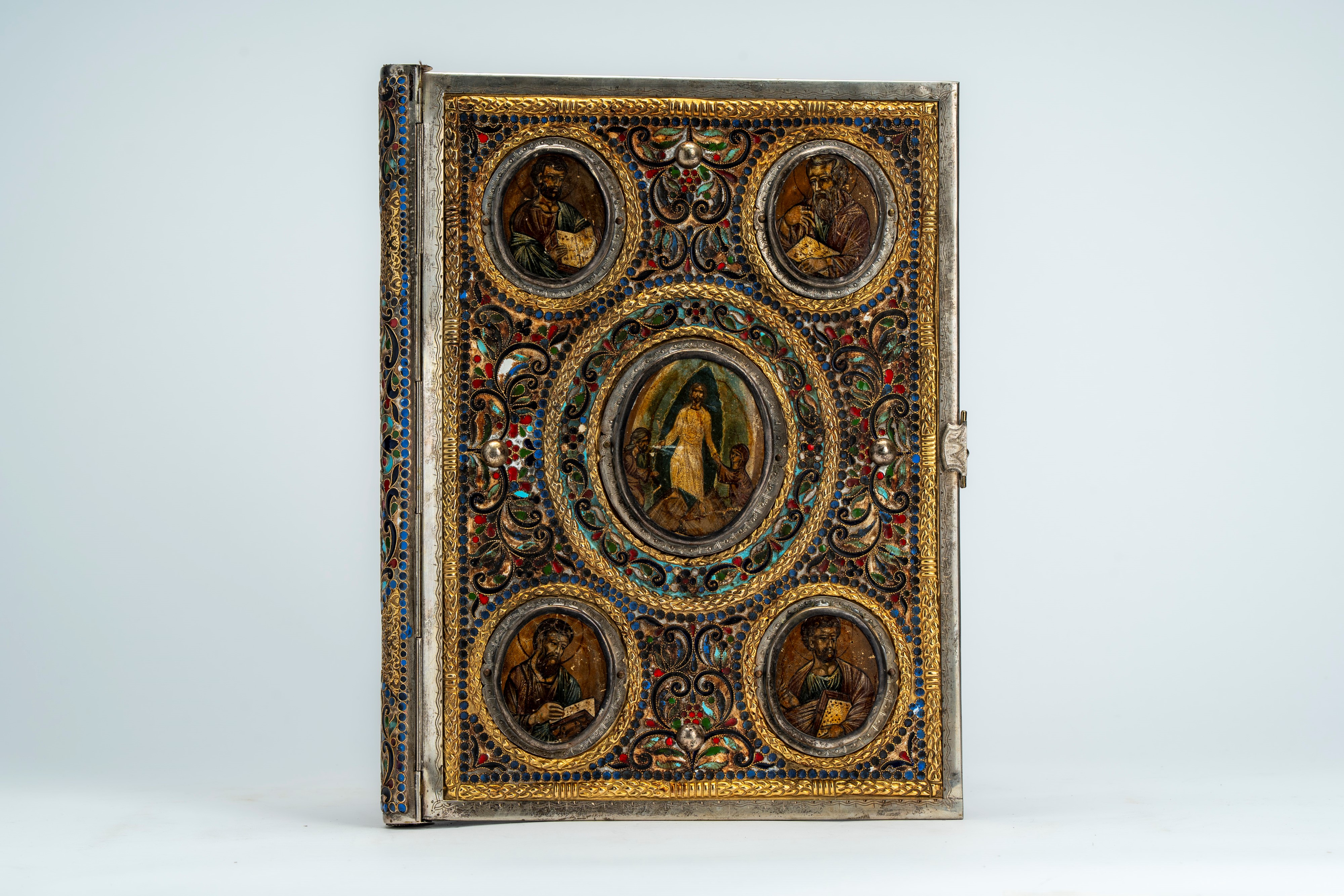 Coperta doppia di Evangeliario in argento cesellato e smalti policromi cloisonné, decorata con mi...