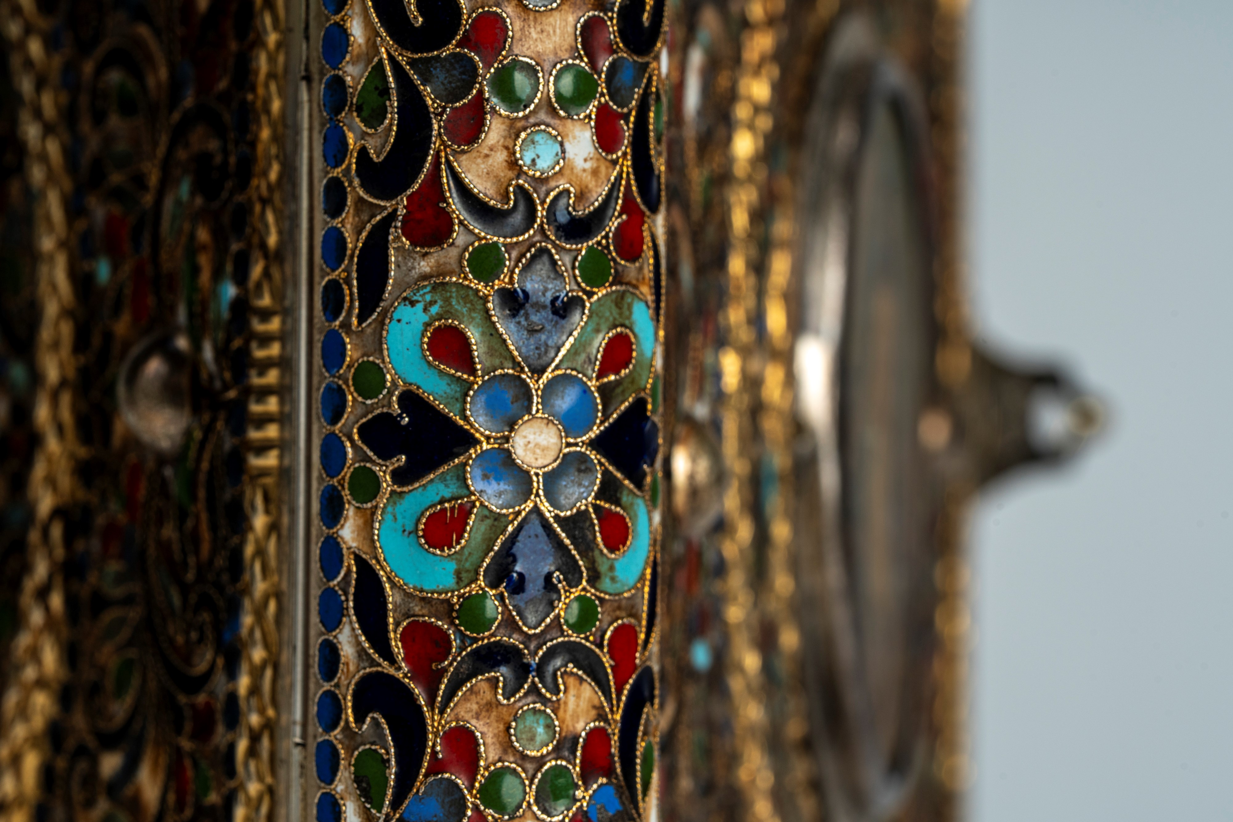 Coperta doppia di Evangeliario in argento cesellato e smalti policromi cloisonné, decorata con mi...