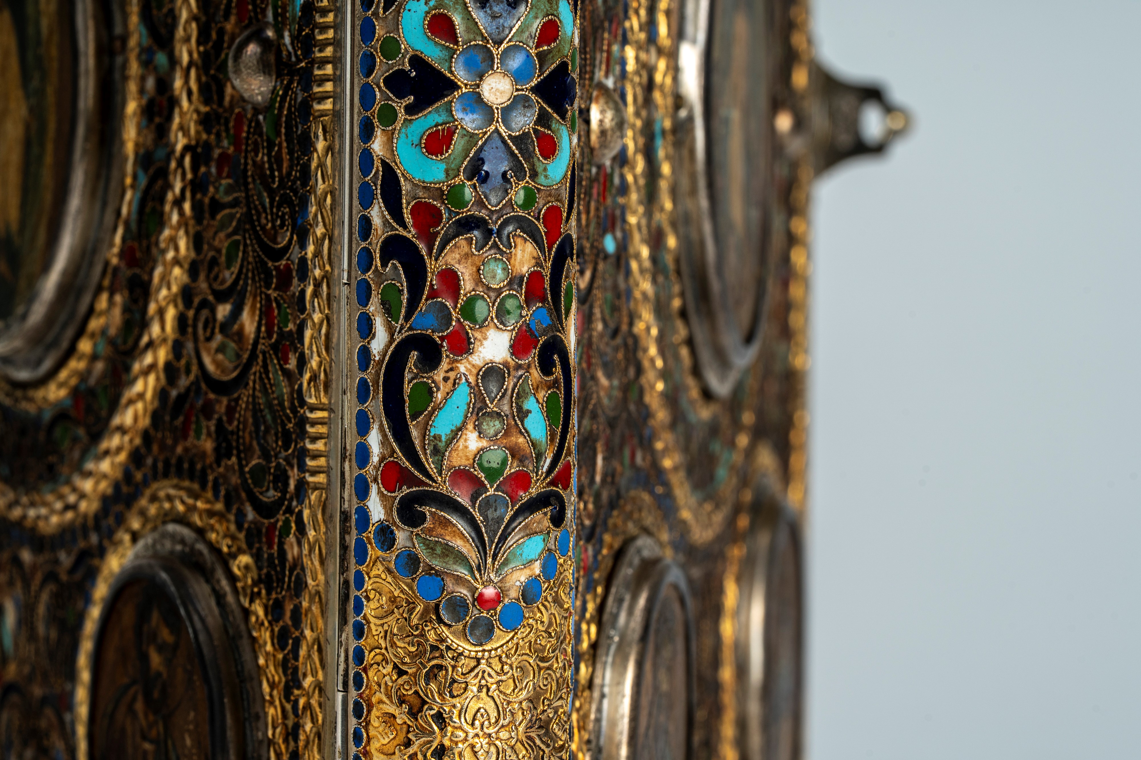 Coperta doppia di Evangeliario in argento cesellato e smalti policromi cloisonné, decorata con mi...