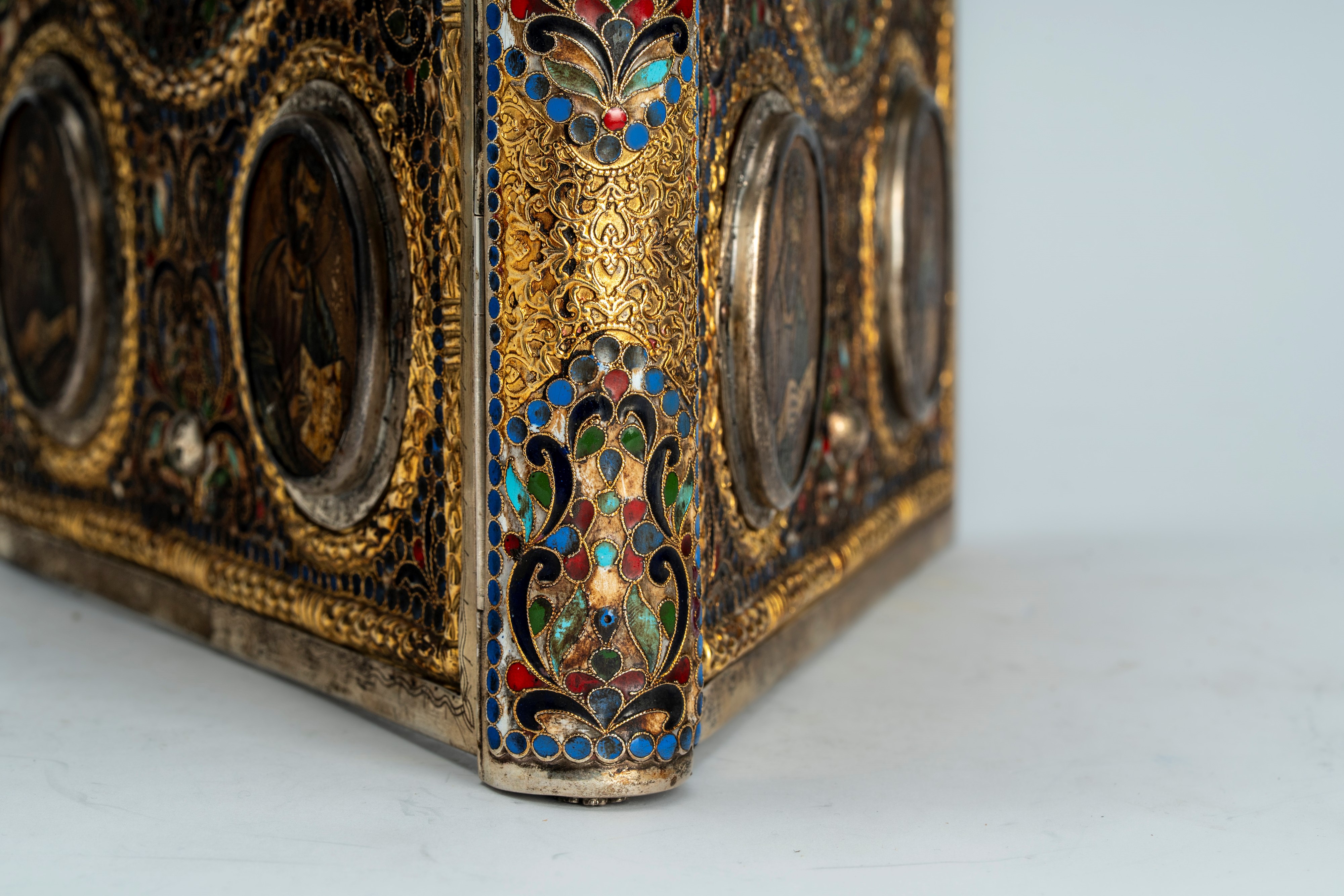 Coperta doppia di Evangeliario in argento cesellato e smalti policromi cloisonné, decorata con mi...