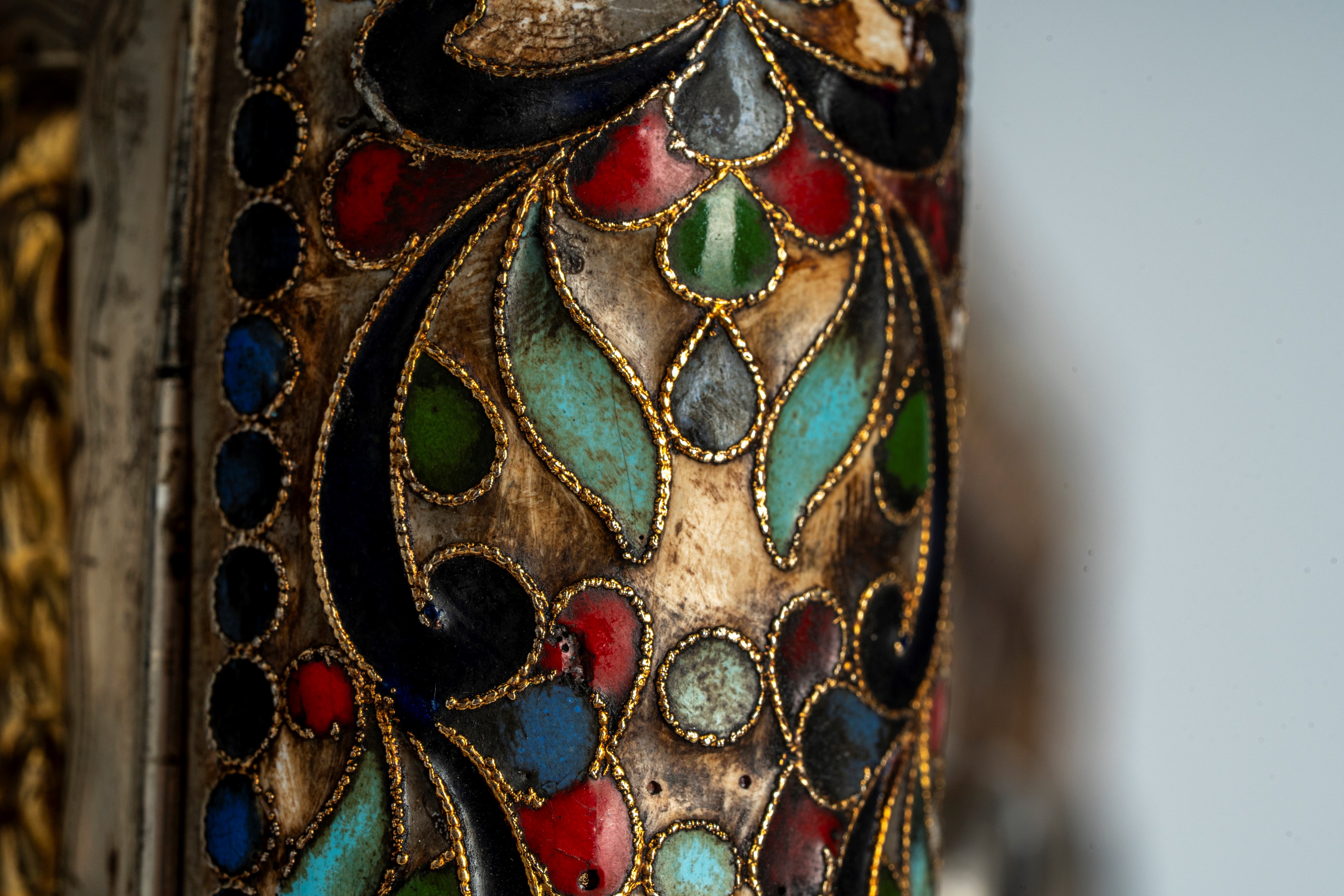 Coperta doppia di Evangeliario in argento cesellato e smalti policromi cloisonné, decorata con mi...