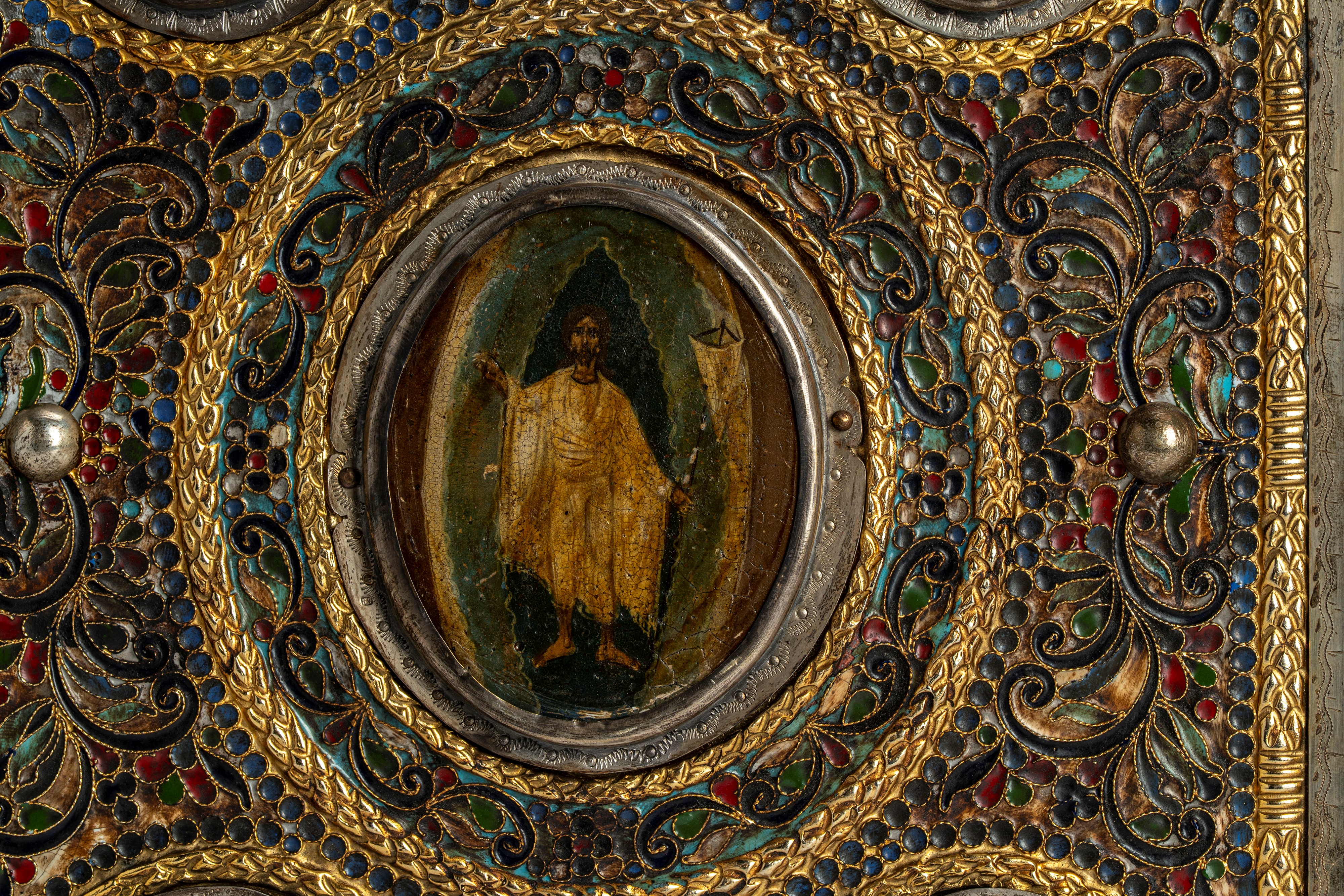 Coperta doppia di Evangeliario in argento cesellato e smalti policromi cloisonné, decorata con mi...