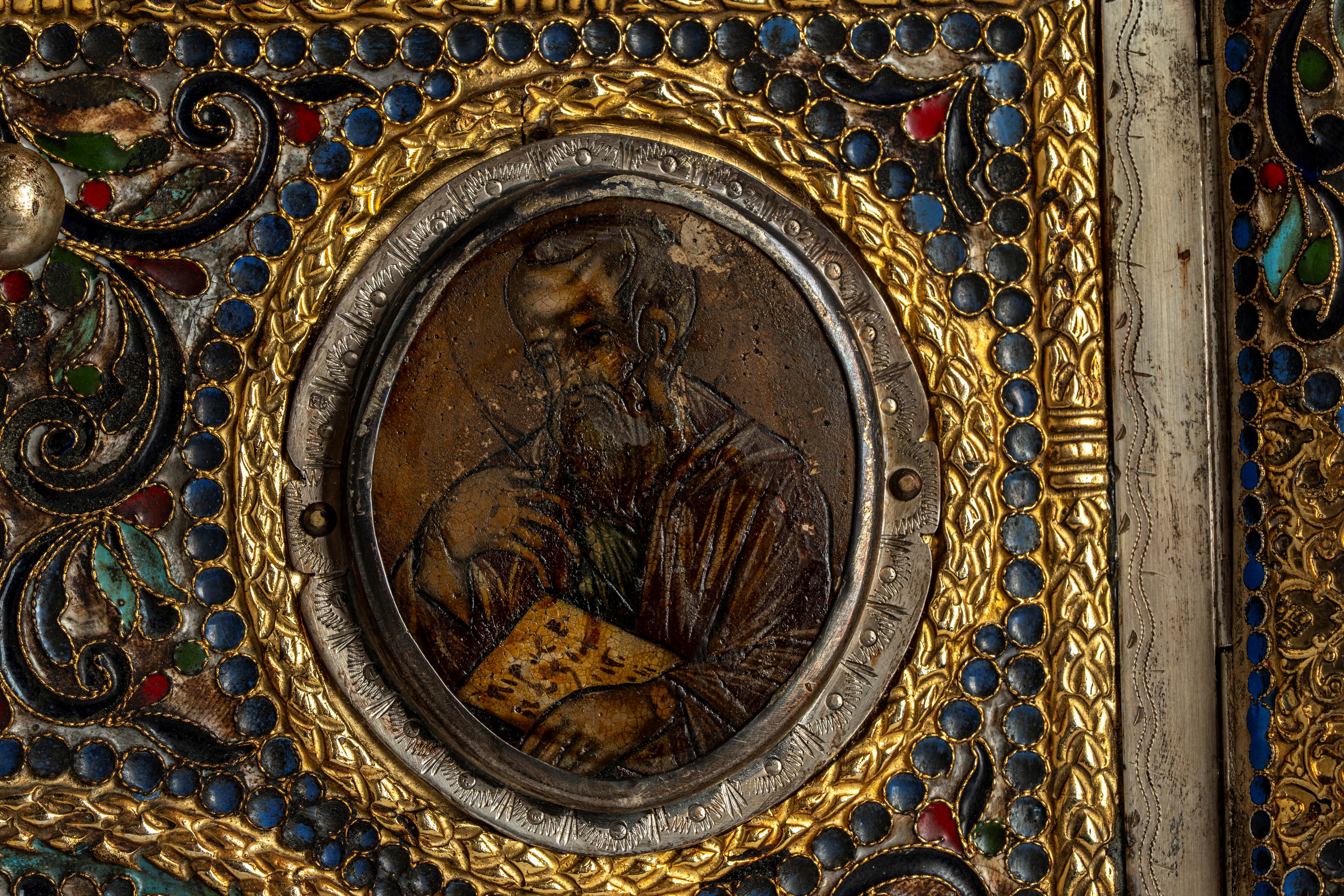 Coperta doppia di Evangeliario in argento cesellato e smalti policromi cloisonné, decorata con mi...