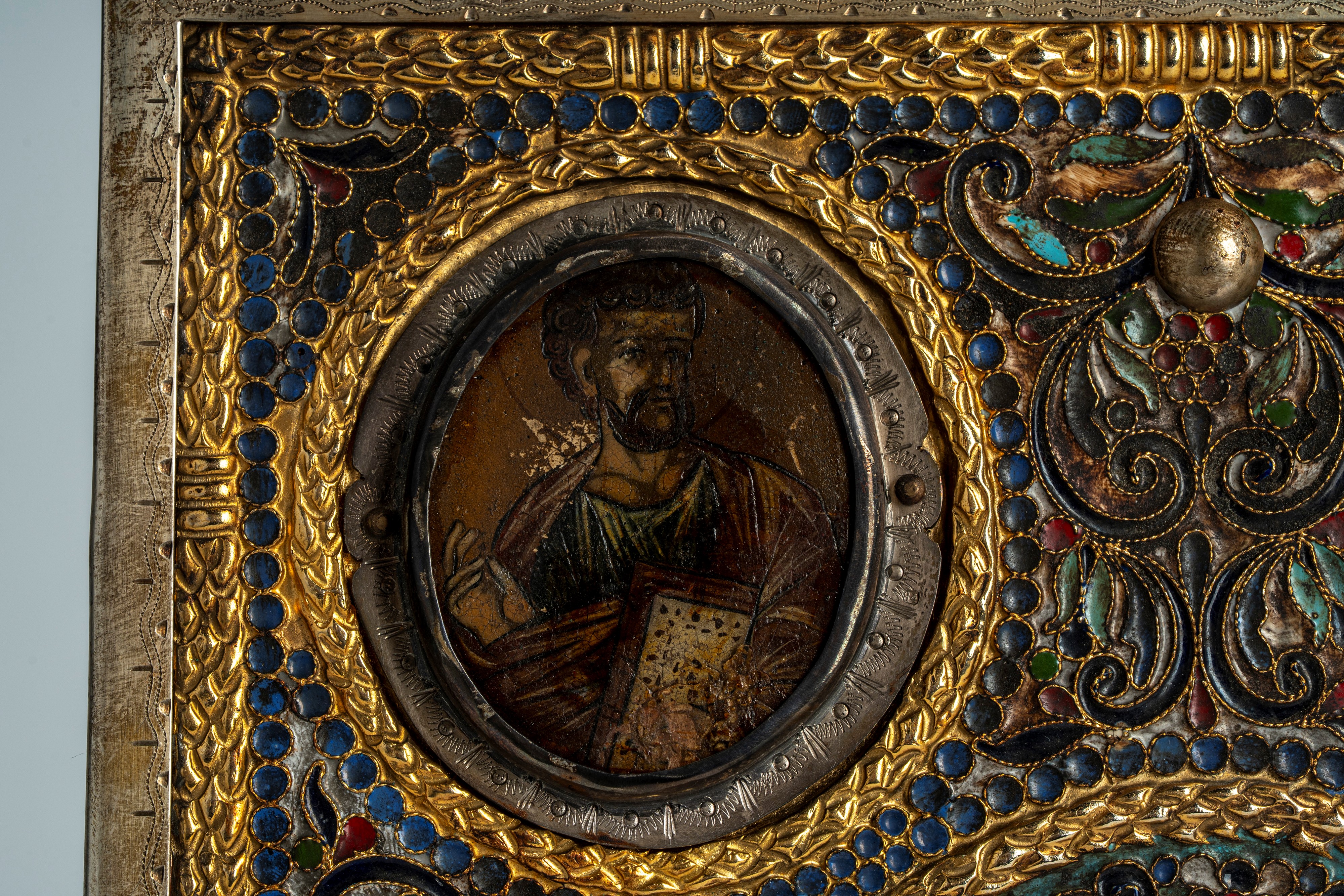 Coperta doppia di Evangeliario in argento cesellato e smalti policromi cloisonné, decorata con mi...