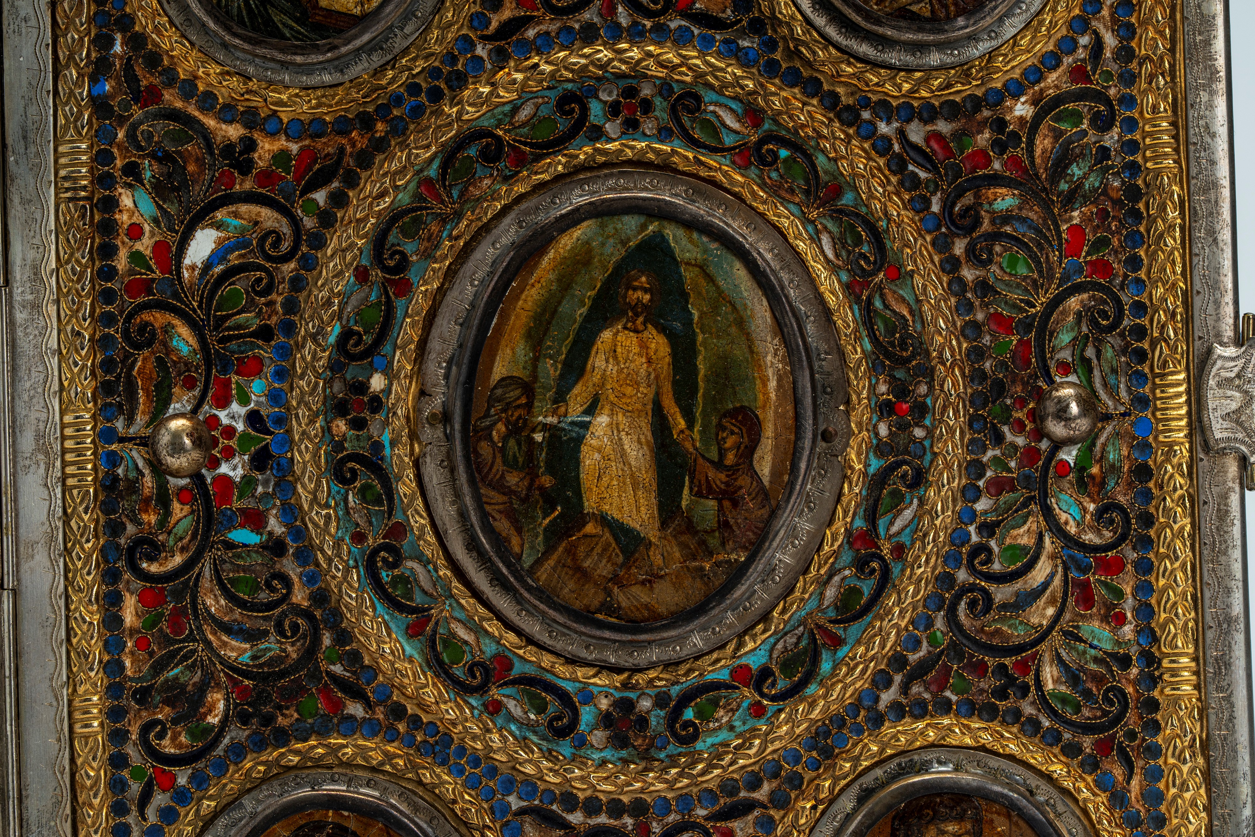 Coperta doppia di Evangeliario in argento cesellato e smalti policromi cloisonné, decorata con mi...