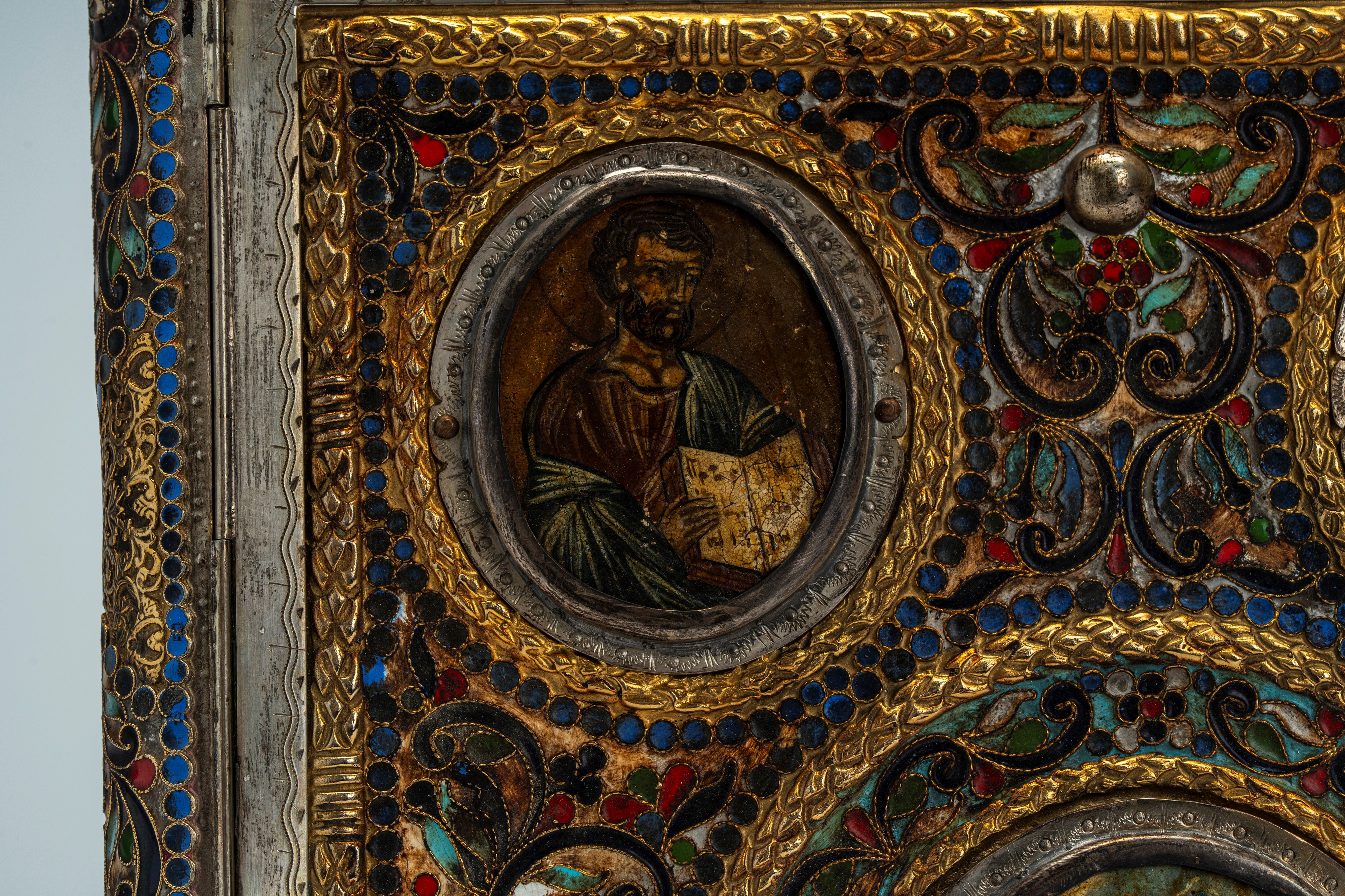 Coperta doppia di Evangeliario in argento cesellato e smalti policromi cloisonné, decorata con mi...