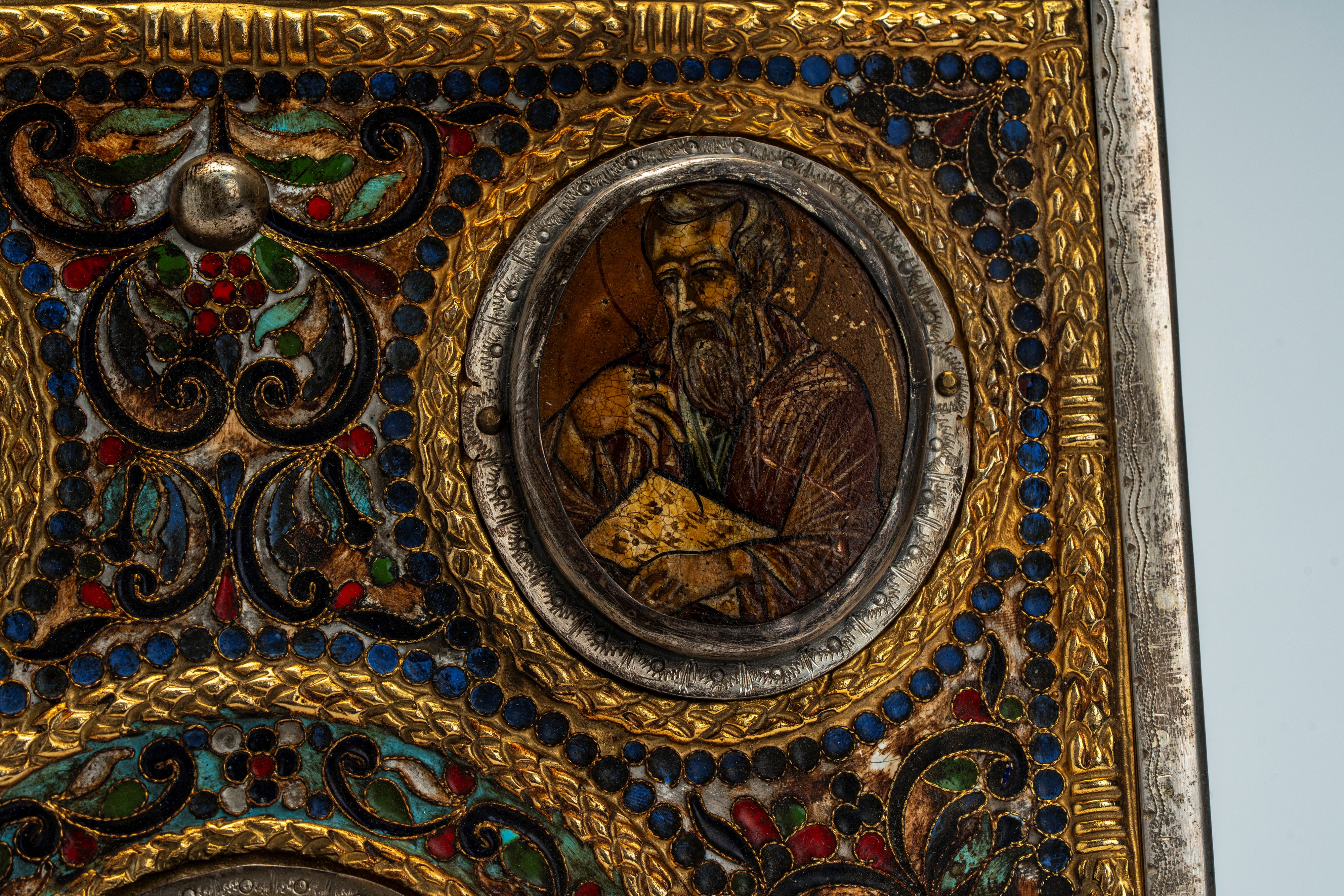 Coperta doppia di Evangeliario in argento cesellato e smalti policromi cloisonné, decorata con mi...