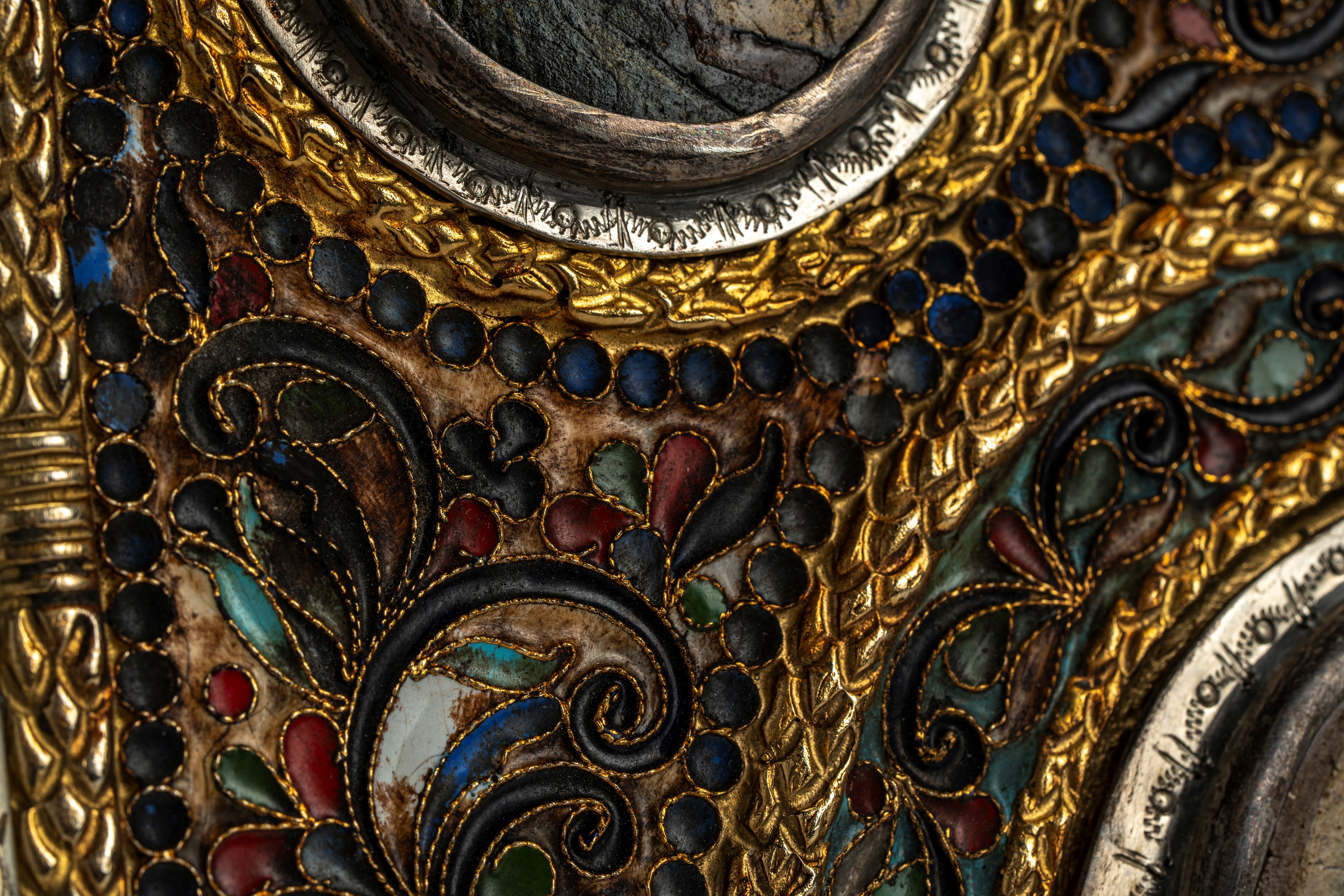 Coperta doppia di Evangeliario in argento cesellato e smalti policromi cloisonné, decorata con mi...