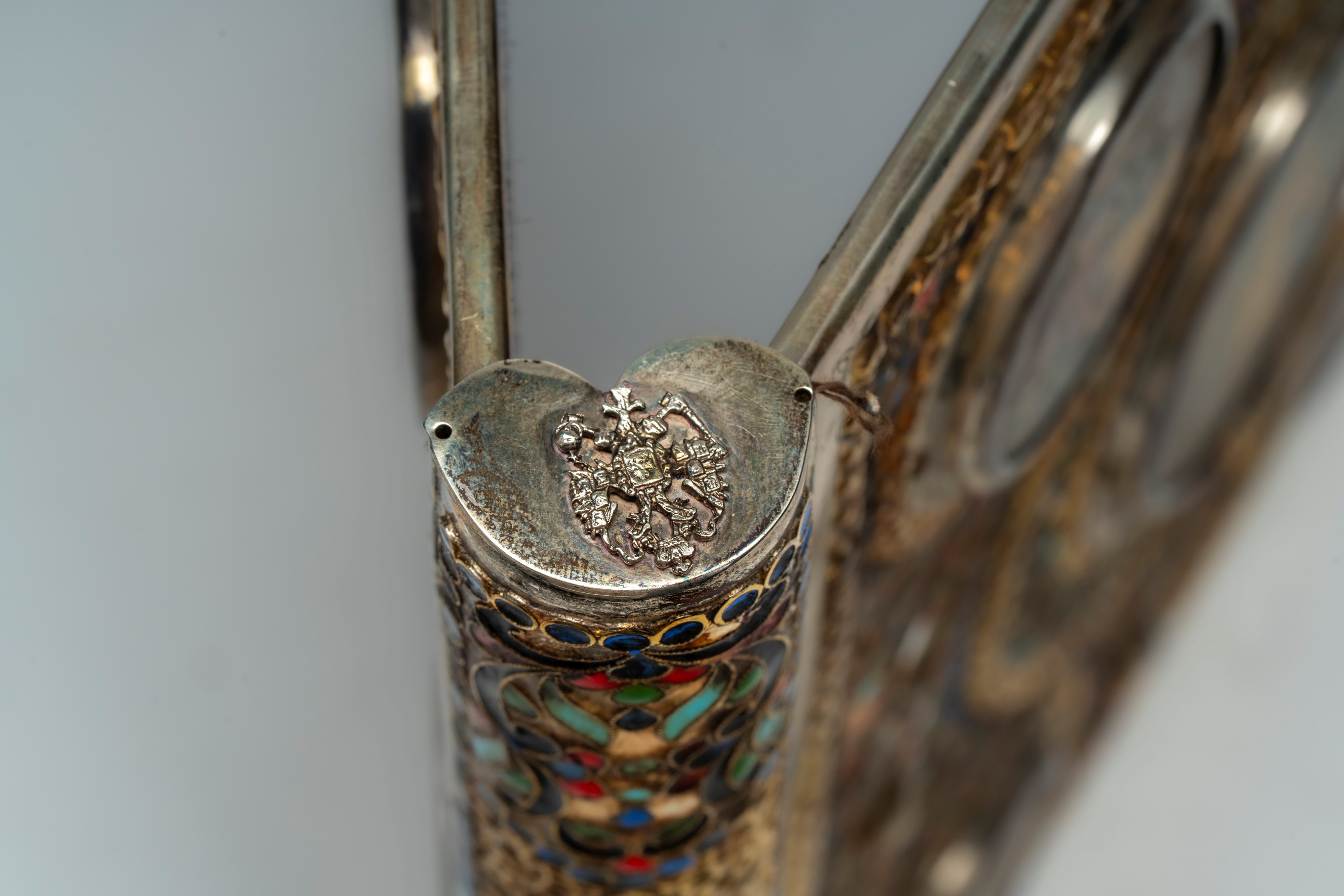 Coperta doppia di Evangeliario in argento cesellato e smalti policromi cloisonné, decorata con mi...