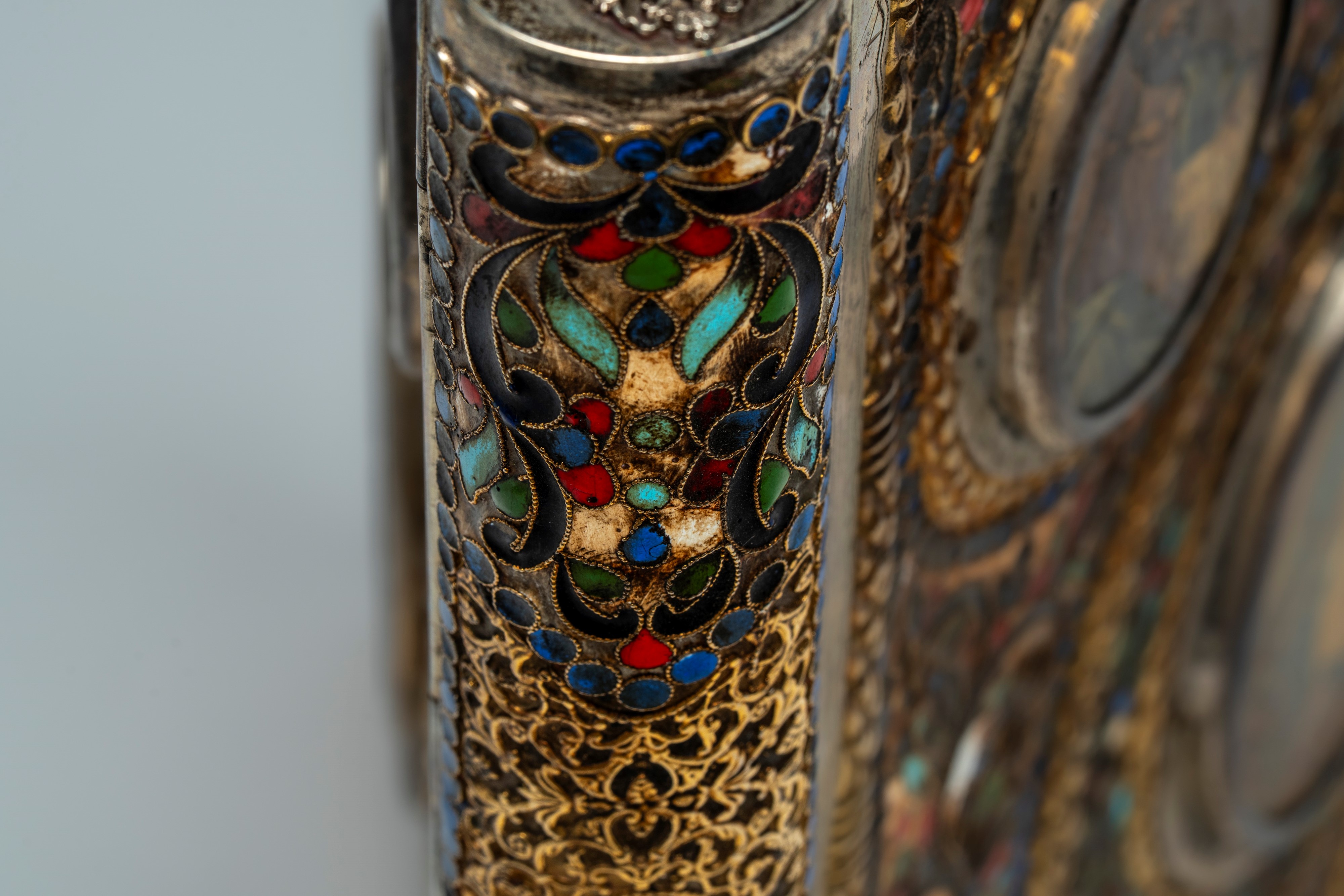 Coperta doppia di Evangeliario in argento cesellato e smalti policromi cloisonné, decorata con mi...