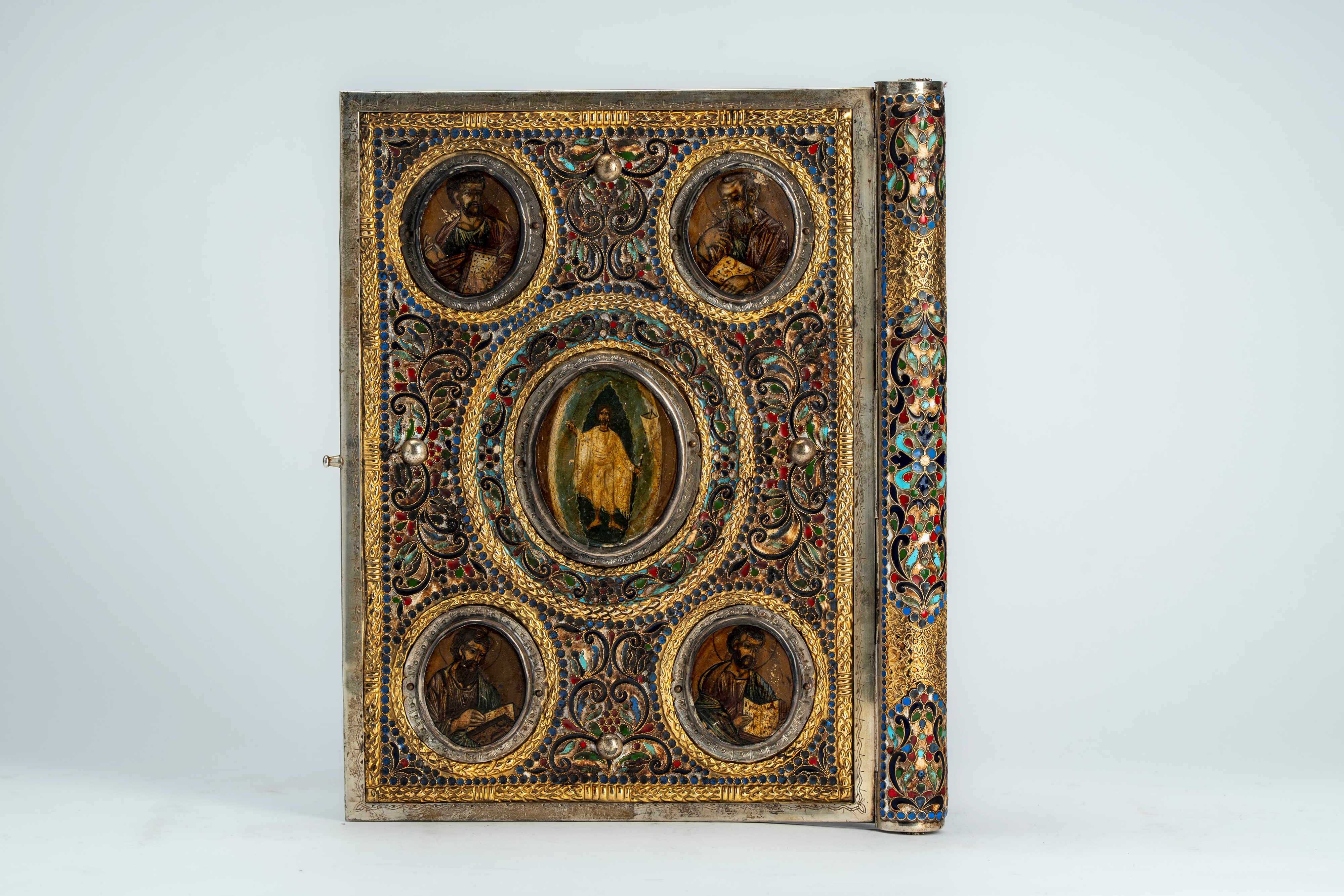 Coperta doppia di Evangeliario in argento cesellato e smalti policromi cloisonné, decorata con mi...