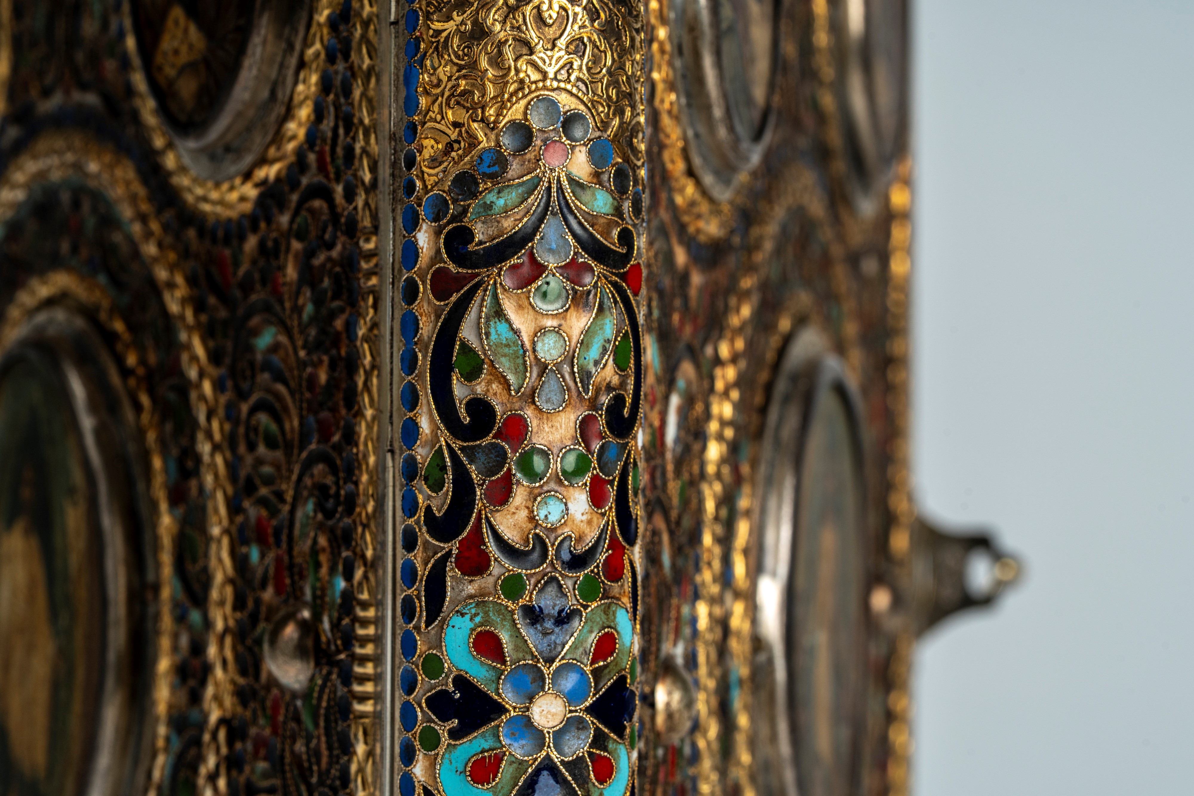 Coperta doppia di Evangeliario in argento cesellato e smalti policromi cloisonné, decorata con mi...