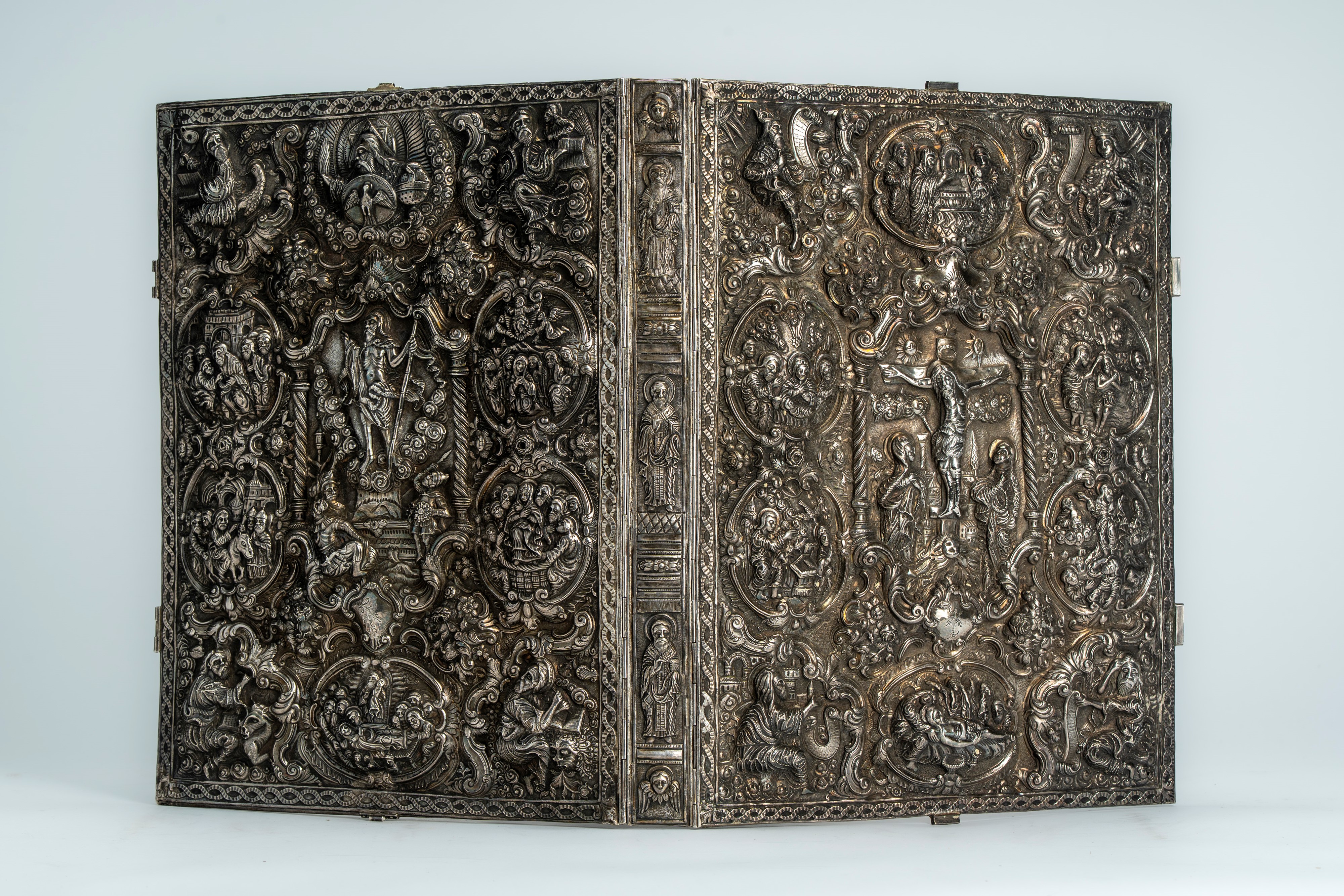 Coperta doppia di Evangeliario in argento riccamente cesellato e sbalzato. Russia, XIX secolo