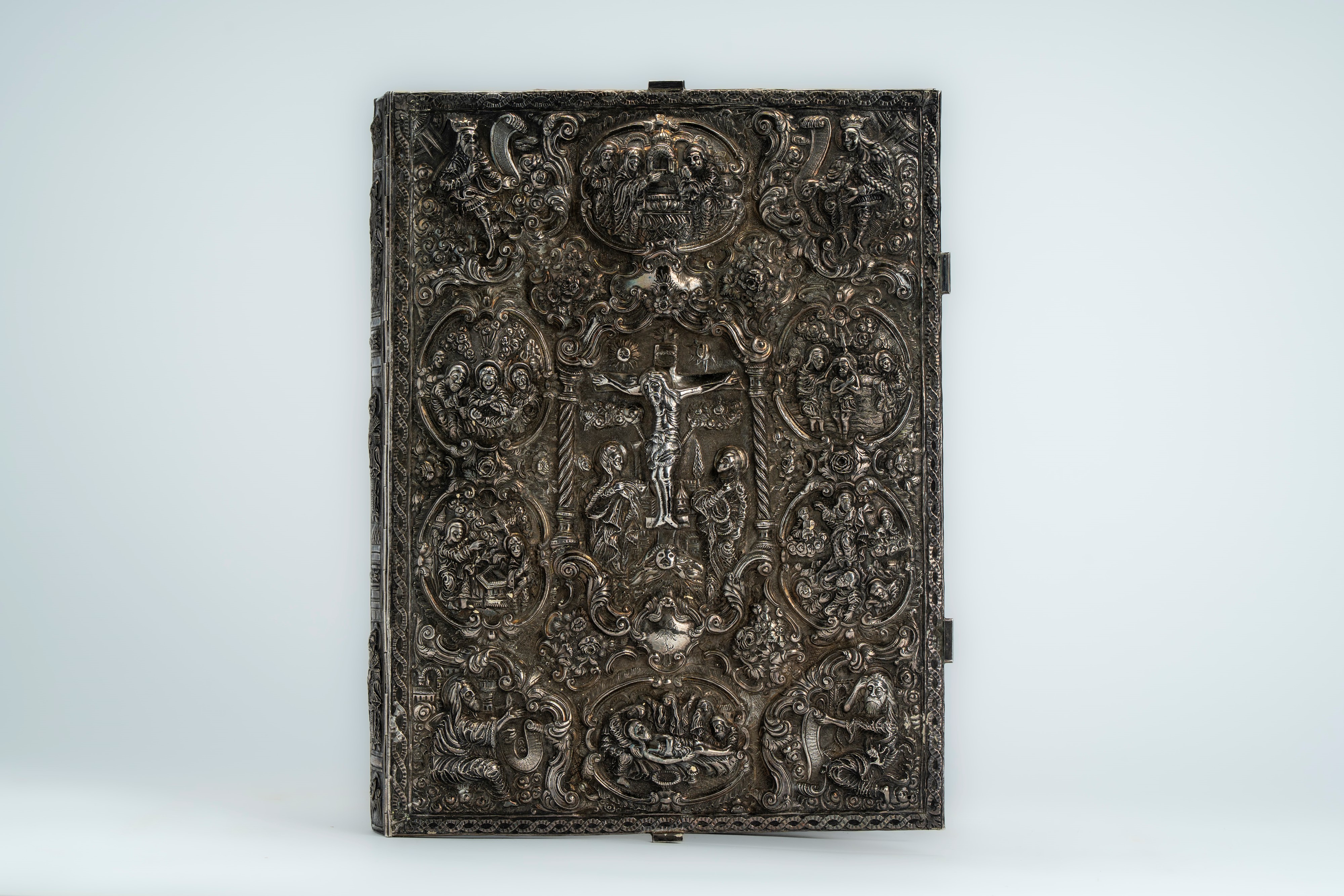 Coperta doppia di Evangeliario in argento riccamente cesellato e sbalzato. Russia, XIX secolo