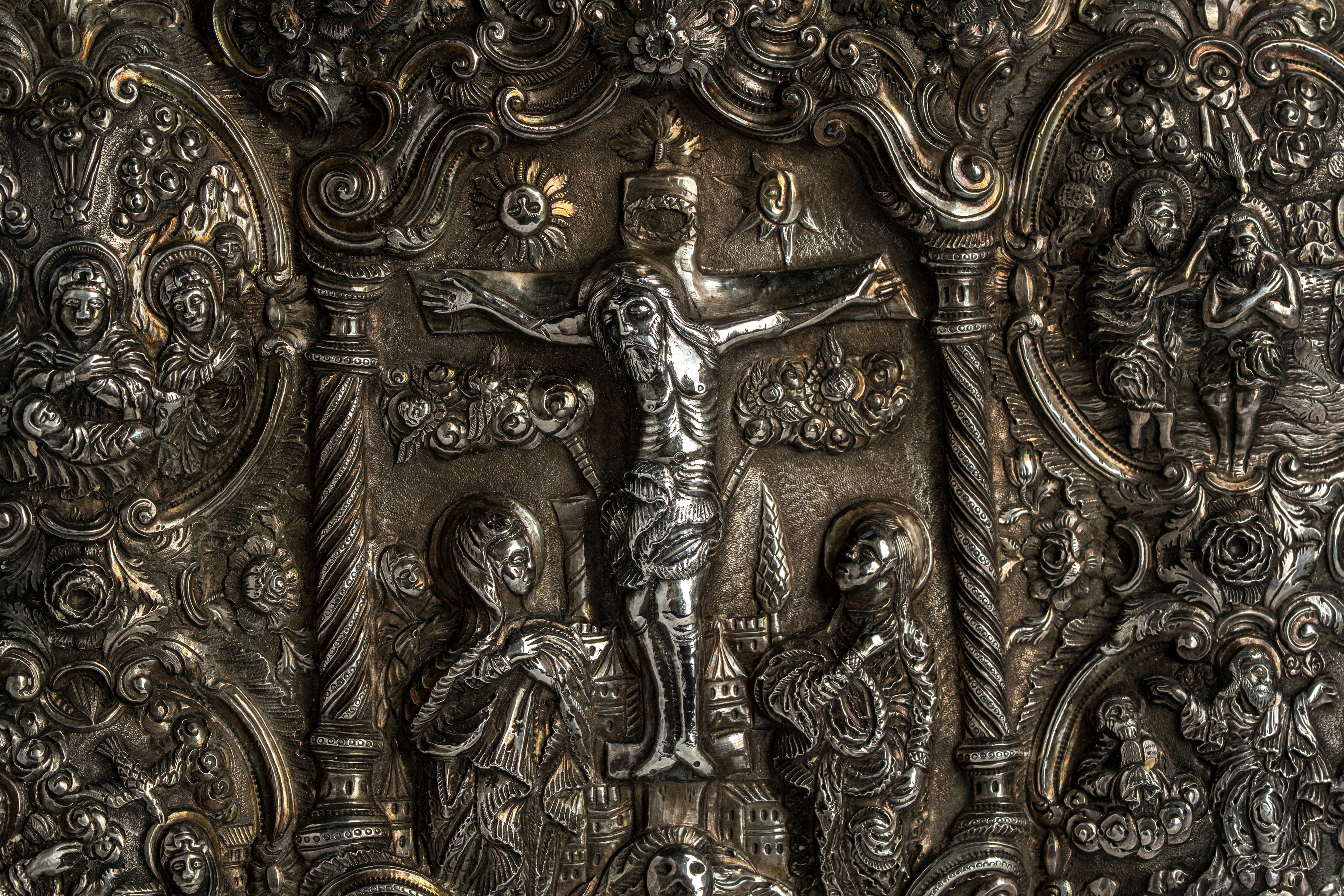 Coperta doppia di Evangeliario in argento riccamente cesellato e sbalzato. Russia, XIX secolo