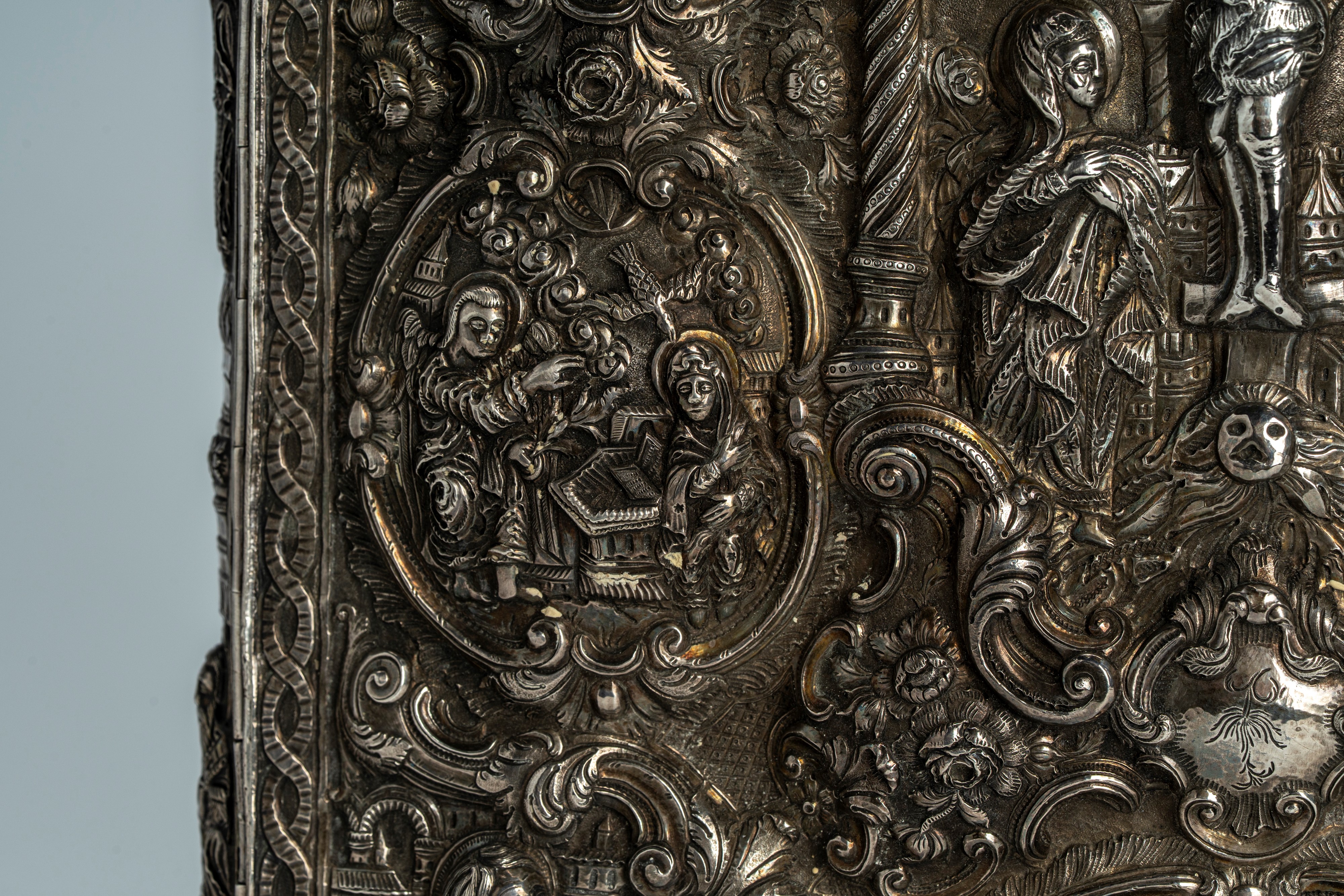 Coperta doppia di Evangeliario in argento riccamente cesellato e sbalzato. Russia, XIX secolo