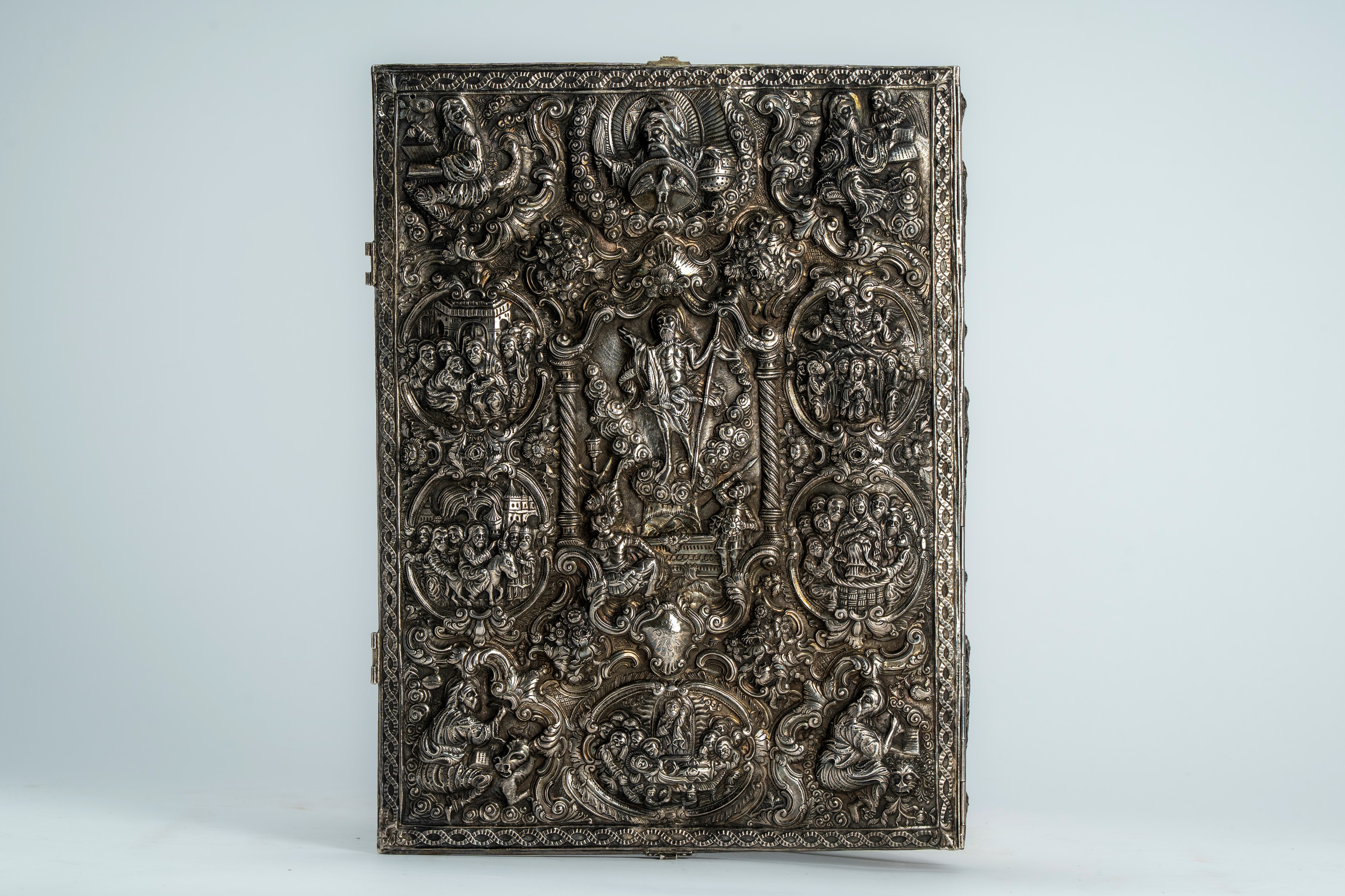 Coperta doppia di Evangeliario in argento riccamente cesellato e sbalzato. Russia, XIX secolo