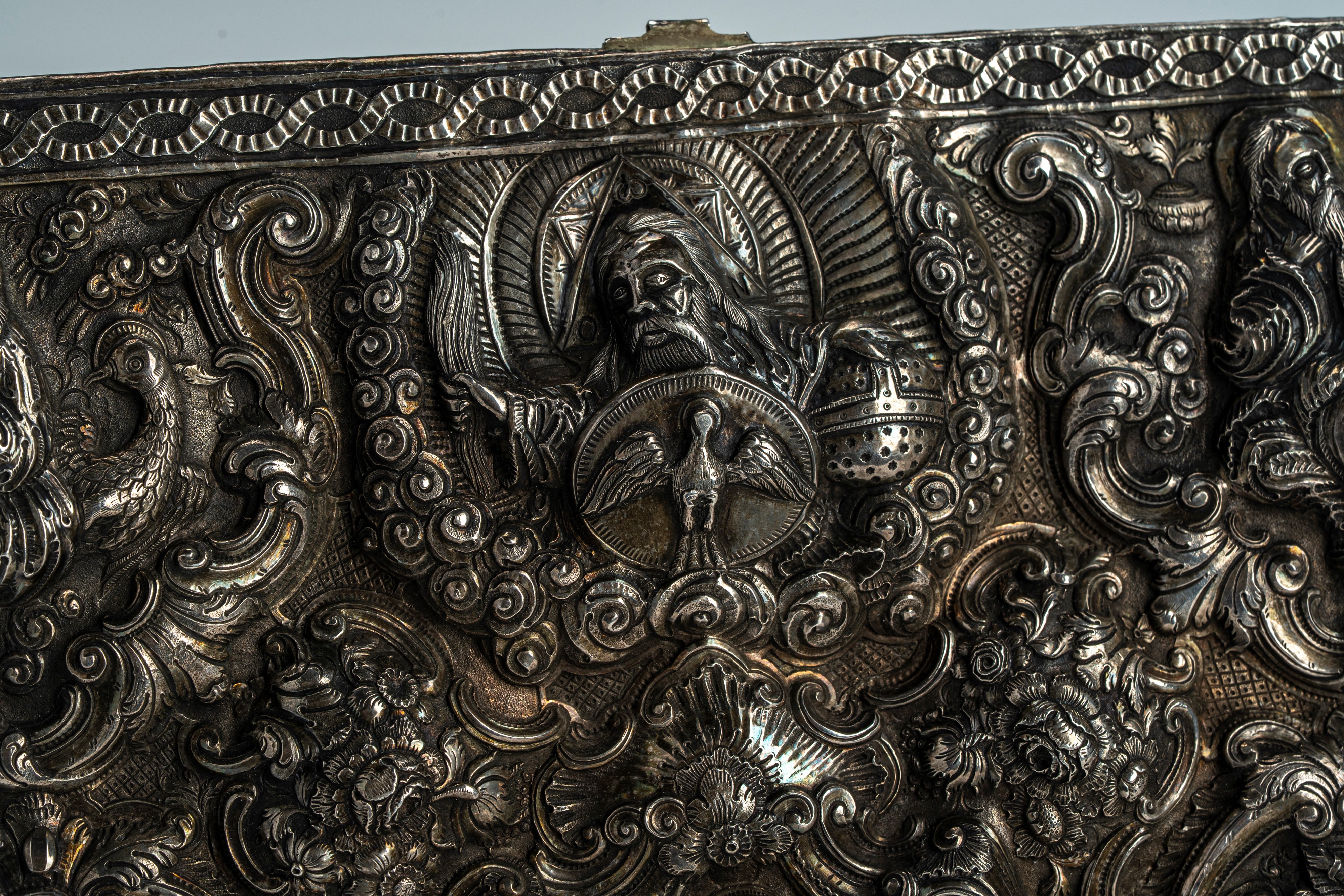 Coperta doppia di Evangeliario in argento riccamente cesellato e sbalzato. Russia, XIX secolo