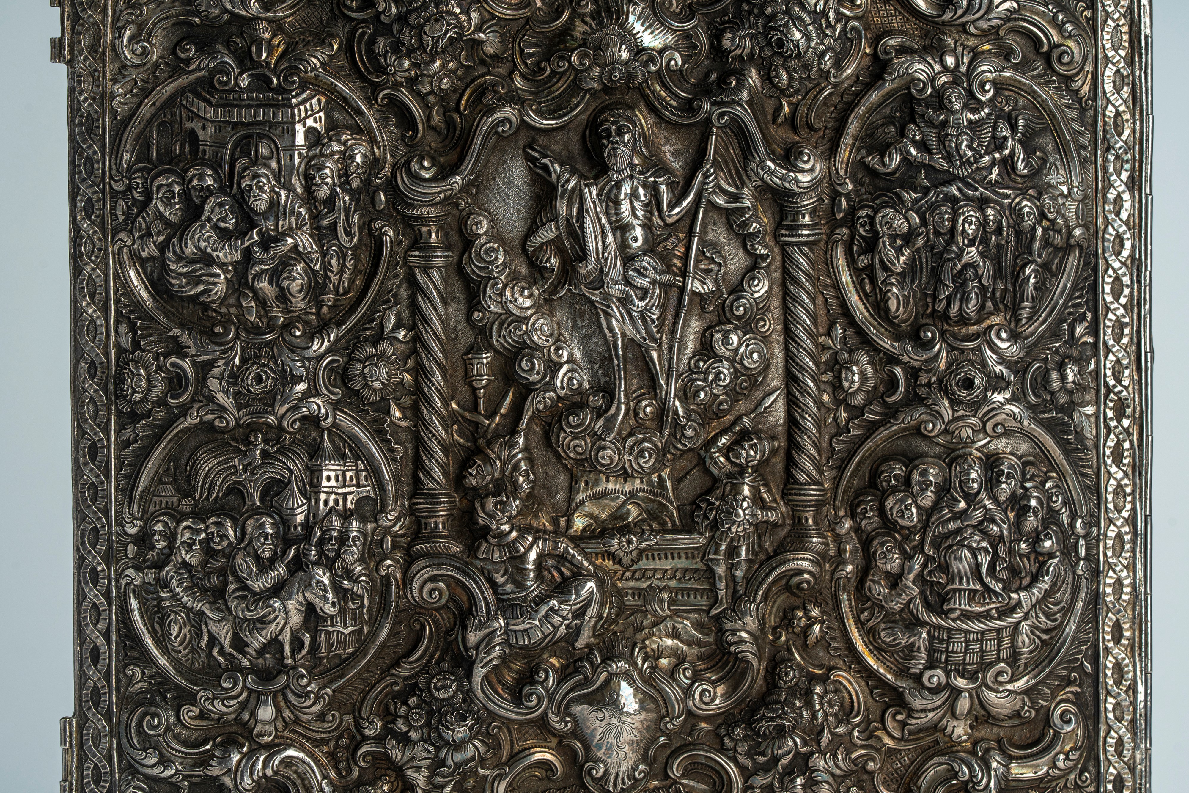 Coperta doppia di Evangeliario in argento riccamente cesellato e sbalzato. Russia, XIX secolo