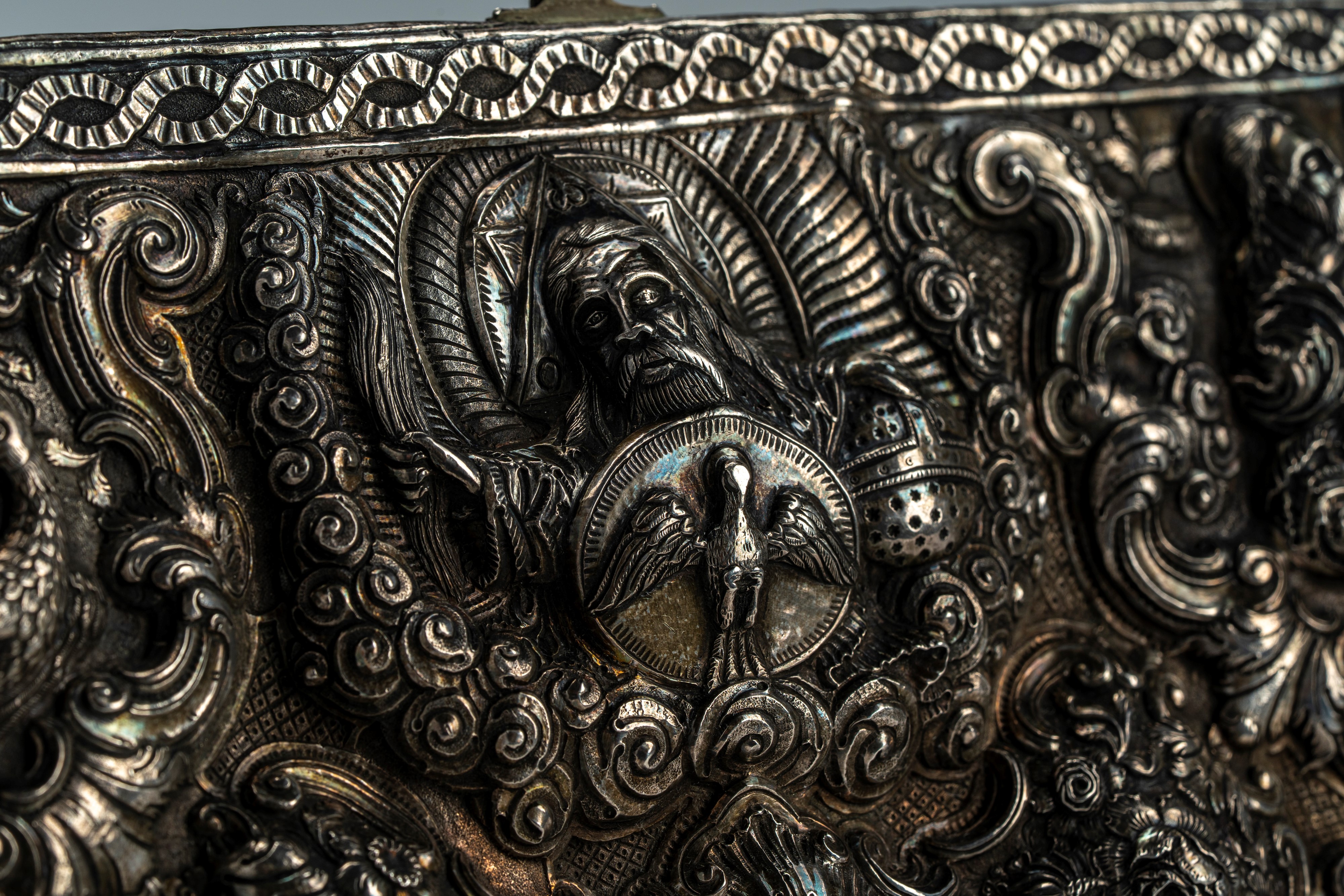 Coperta doppia di Evangeliario in argento riccamente cesellato e sbalzato. Russia, XIX secolo