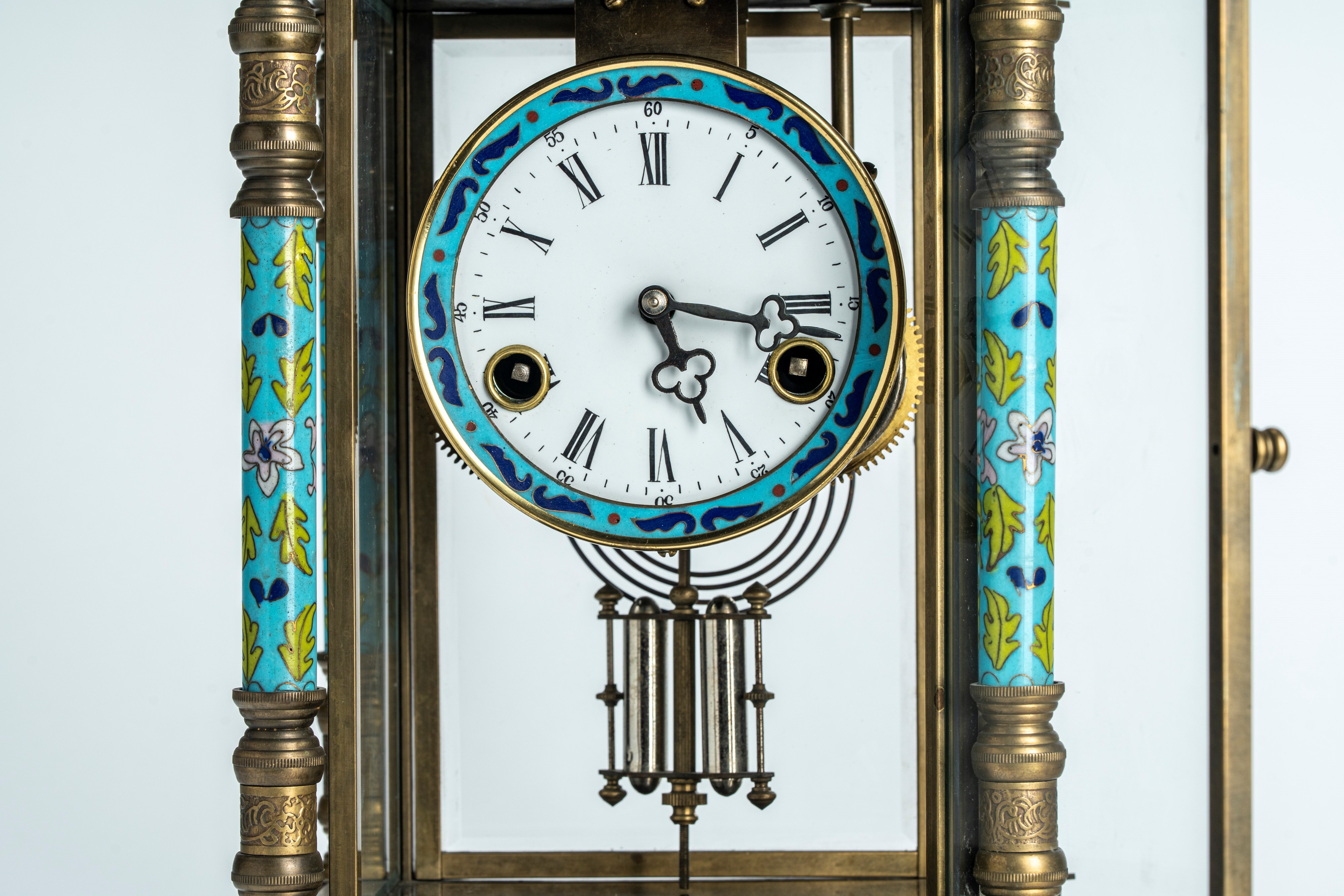 Pendola con cassa in vetro montata in bronzo decorato a smalti policromi. Francia o Austria, fine...