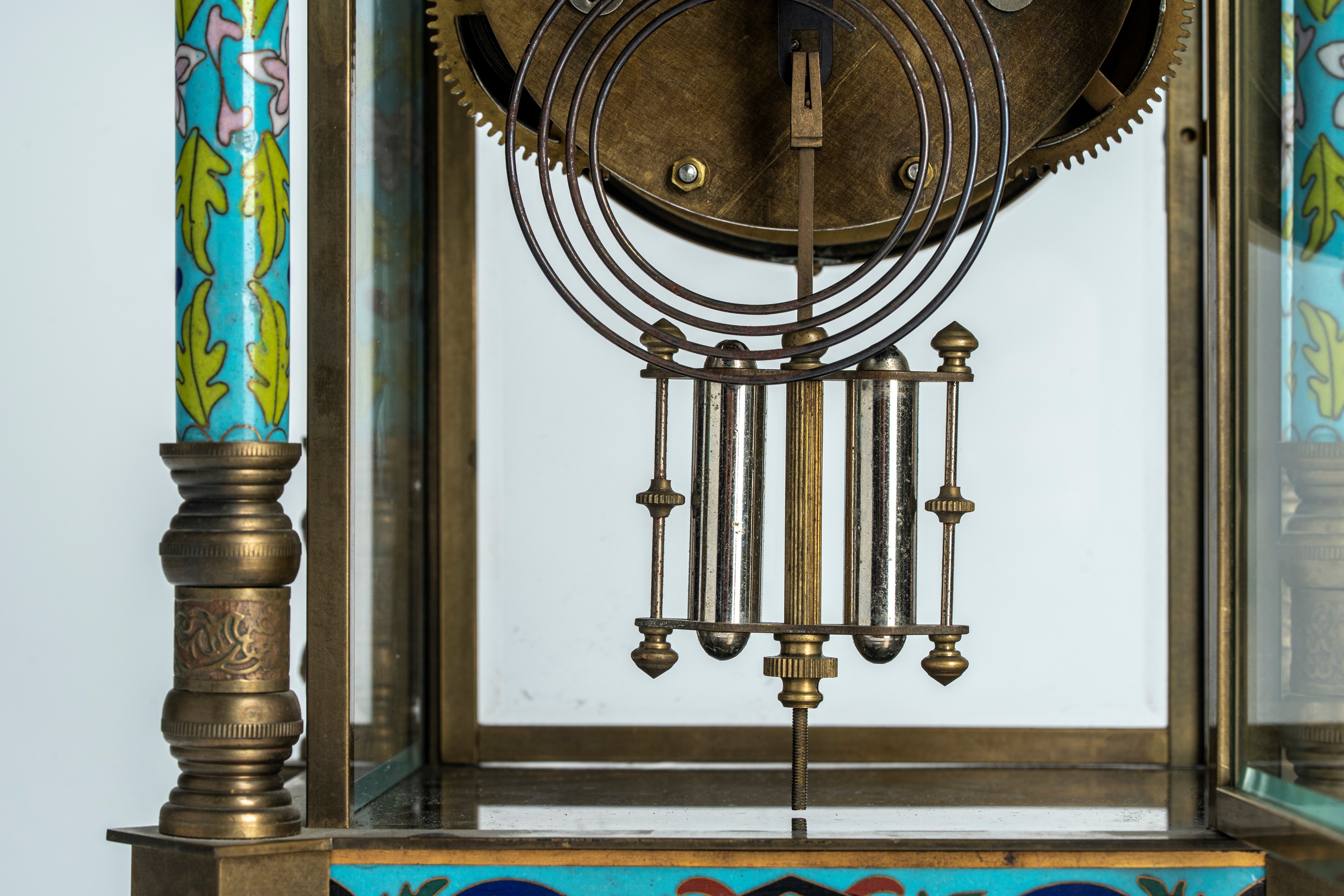 Pendola con Cassa in Vetro Montata in Bronzo Decorato a Smalti Policromi. Francia o Austria, Fine...