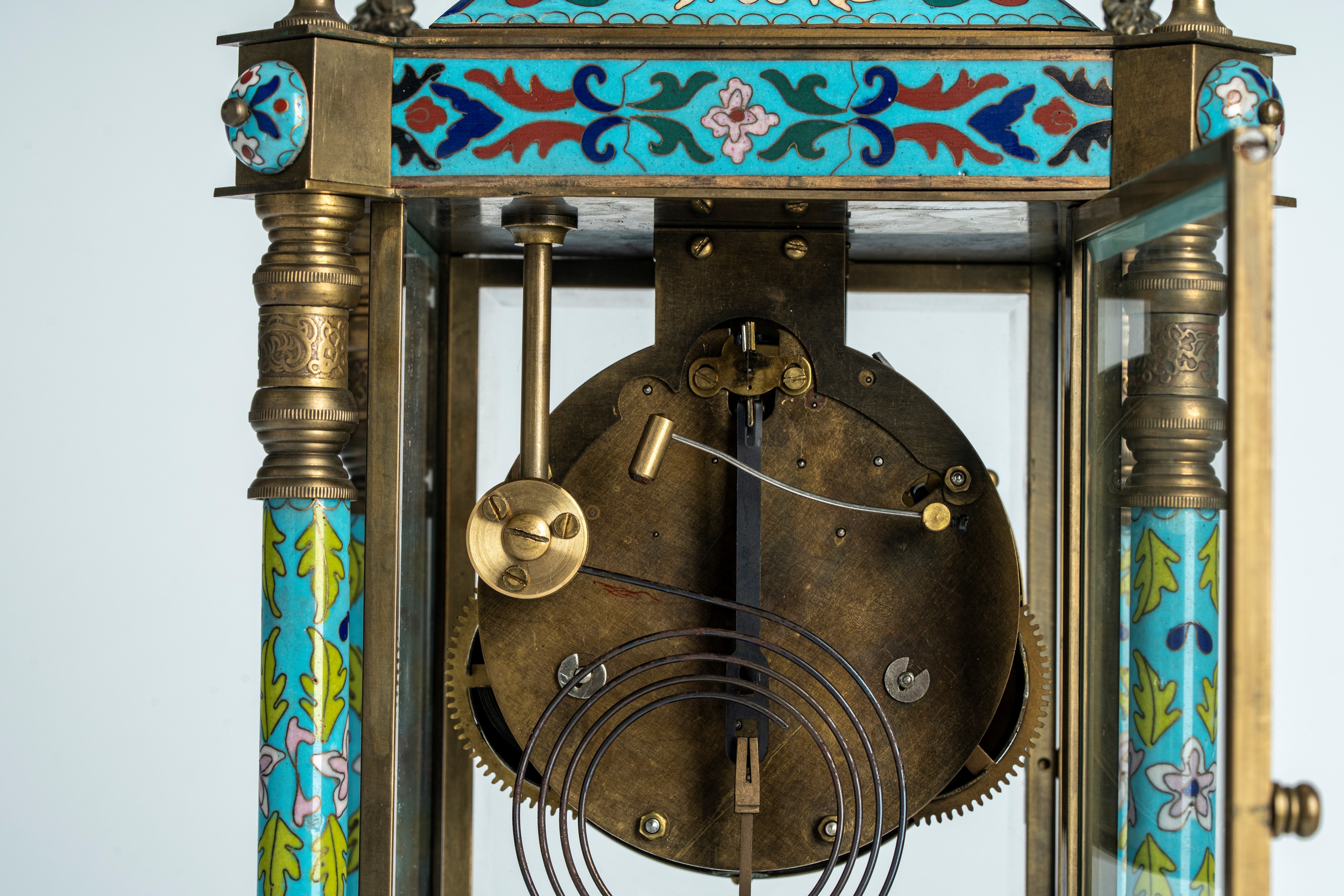 Pendola con cassa in vetro montata in bronzo decorato a smalti policromi. Francia o Austria, fine...