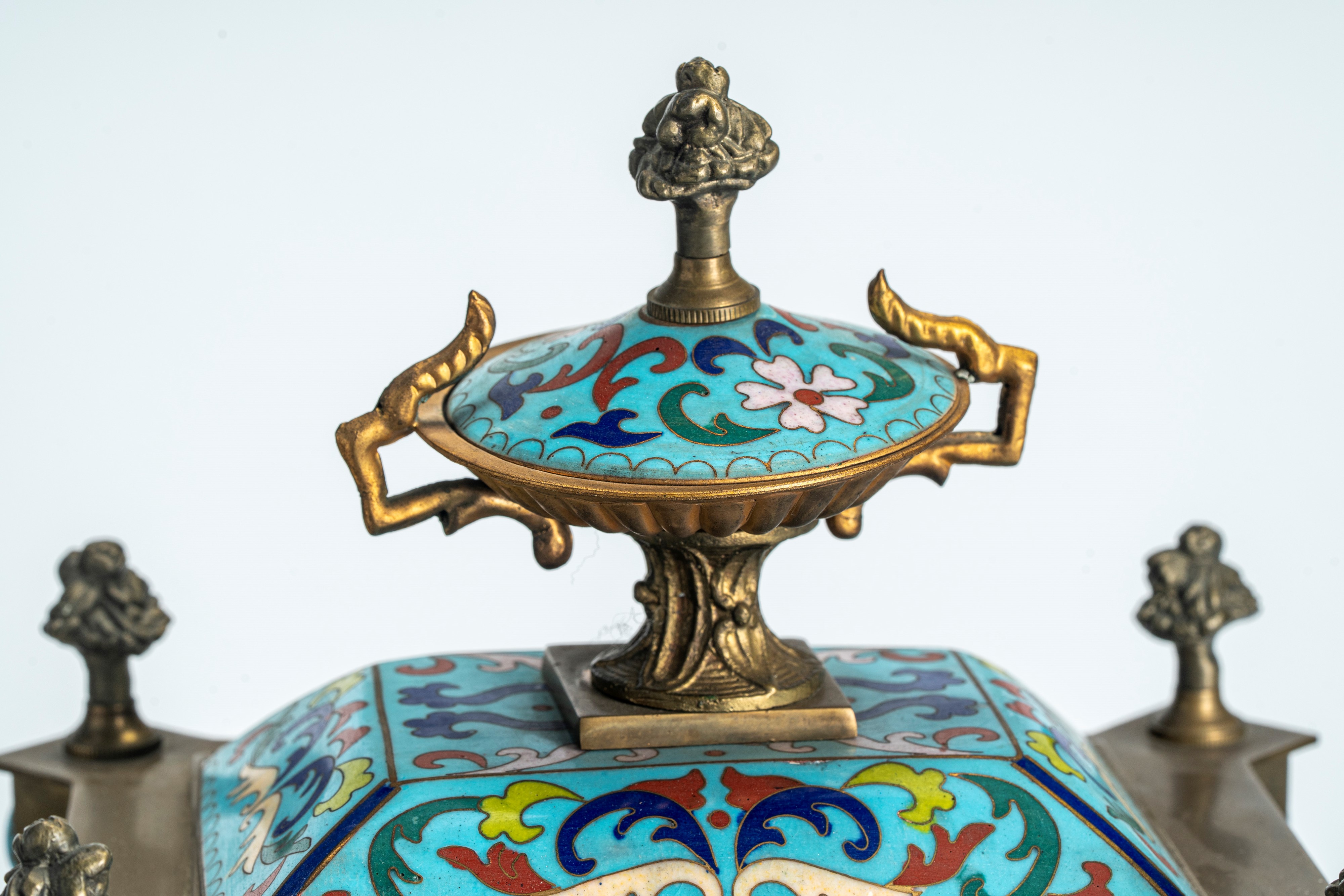 Pendola con cassa in vetro montata in bronzo decorato a smalti policromi. Francia o Austria, fine...