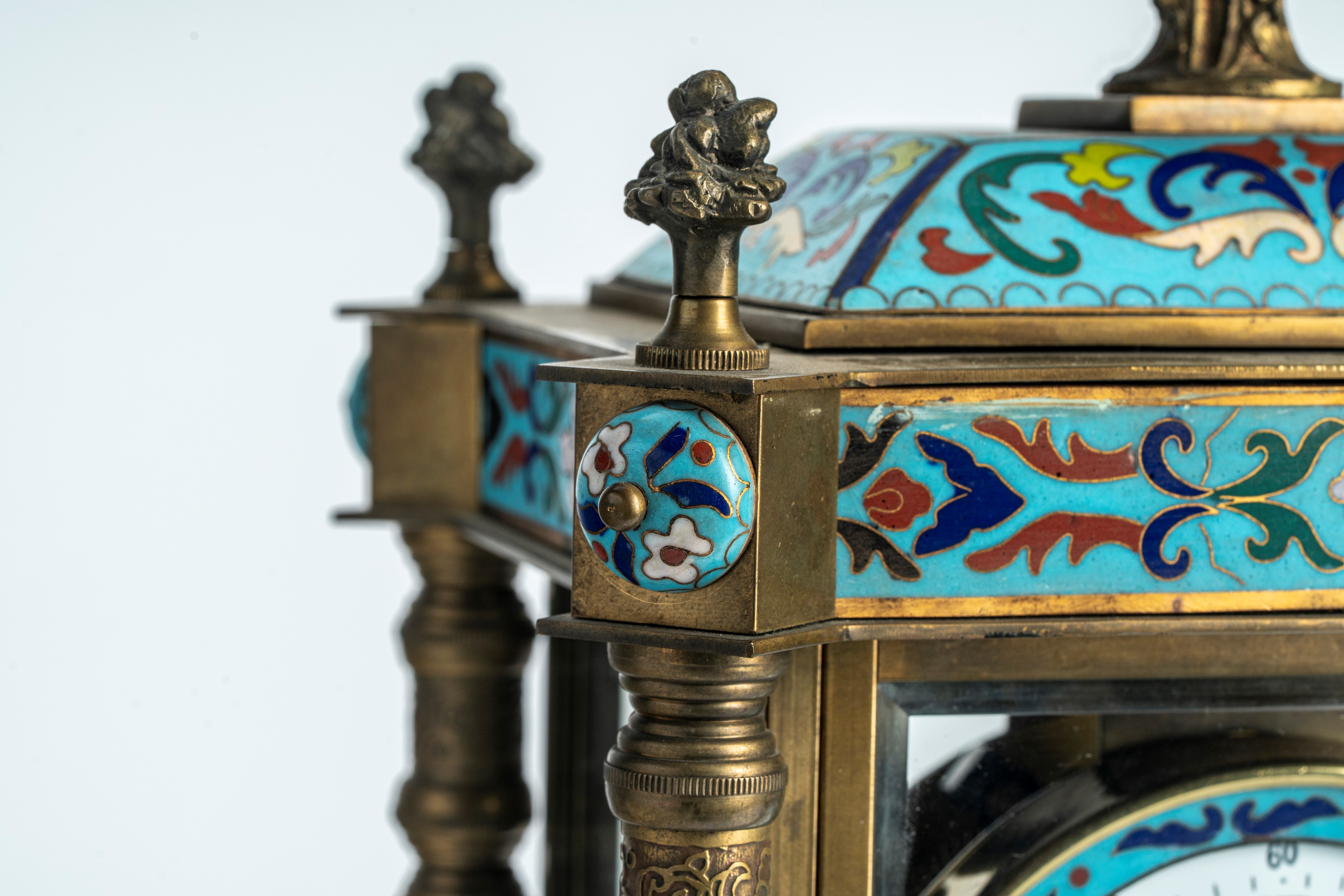 Pendola con cassa in vetro montata in bronzo decorato a smalti policromi. Francia o Austria, fine...