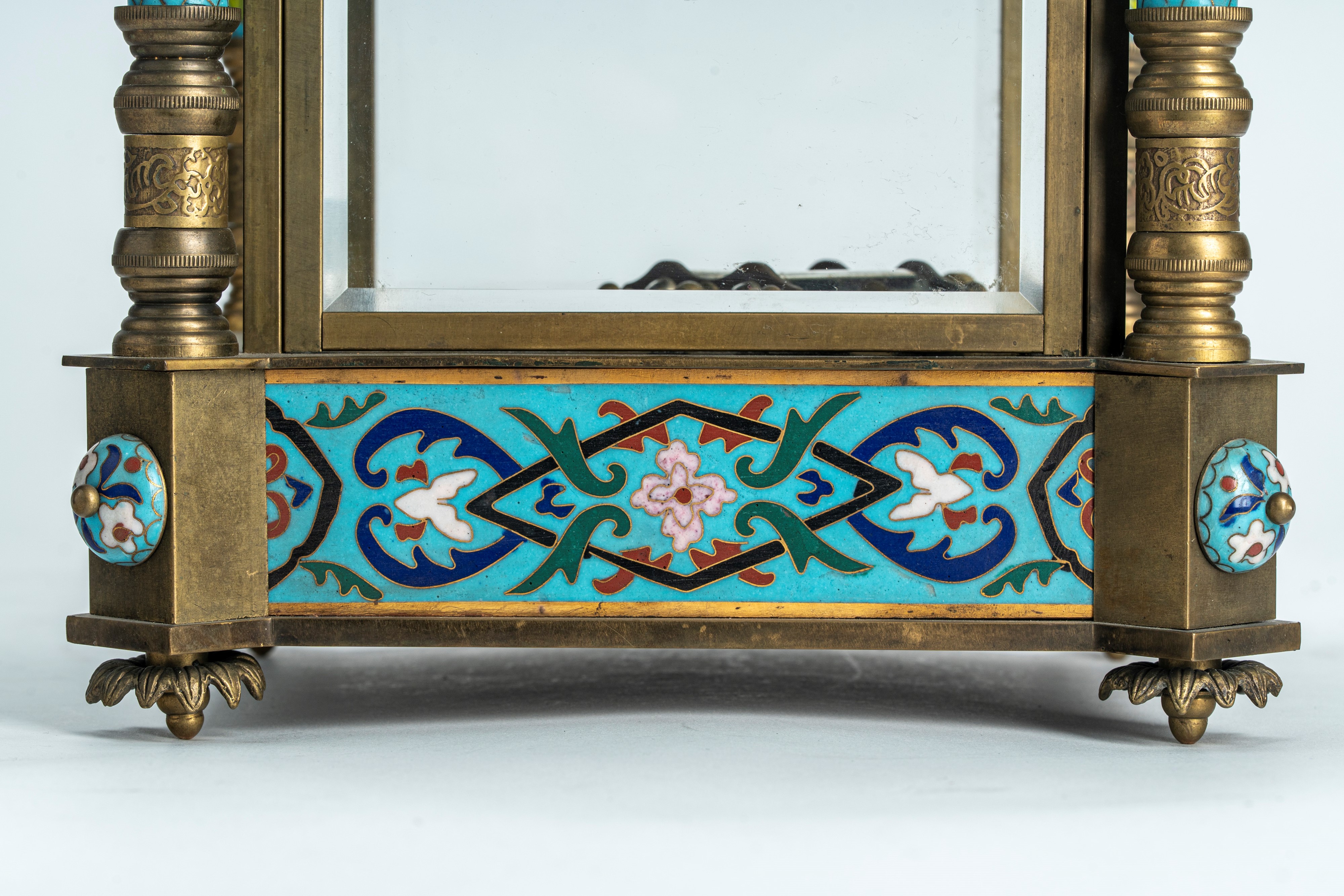 Pendola con Cassa in Vetro Montata in Bronzo Decorato a Smalti Policromi. Francia o Austria, Fine...