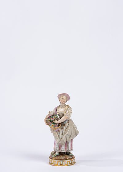 Meissen, Statuina in porcellana raffigurante fanciulla con cesto di rose