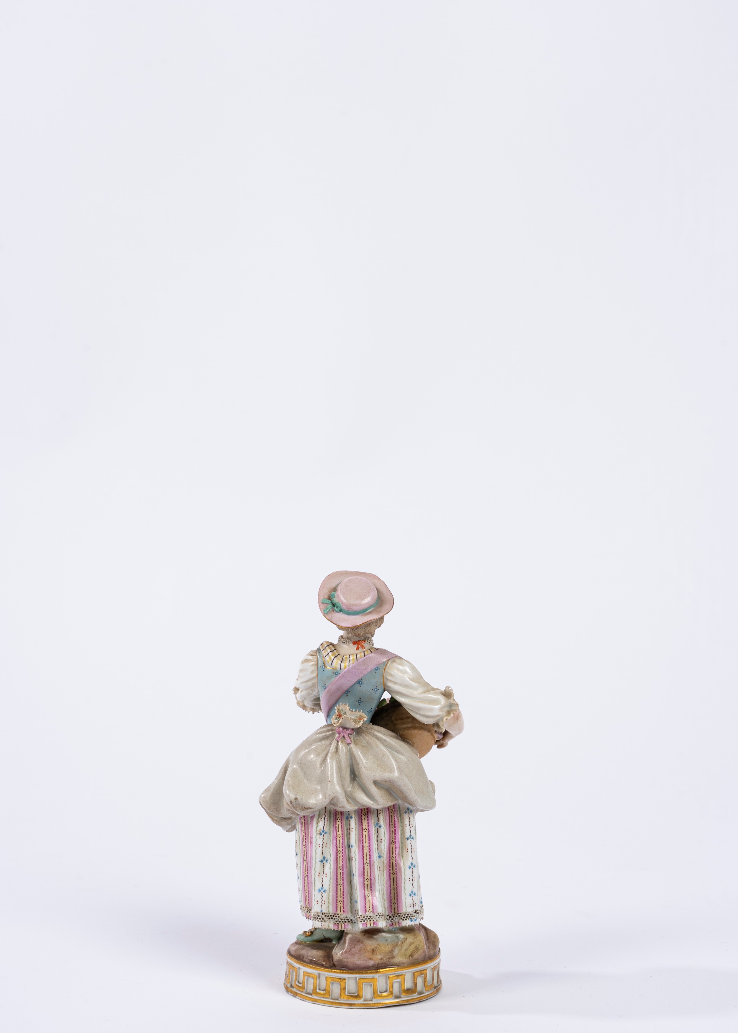 Meissen, Statuina in porcellana raffigurante fanciulla con cesto di rose