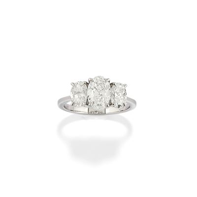Anello trilogy in oro bianco 18k con diamanti ovali